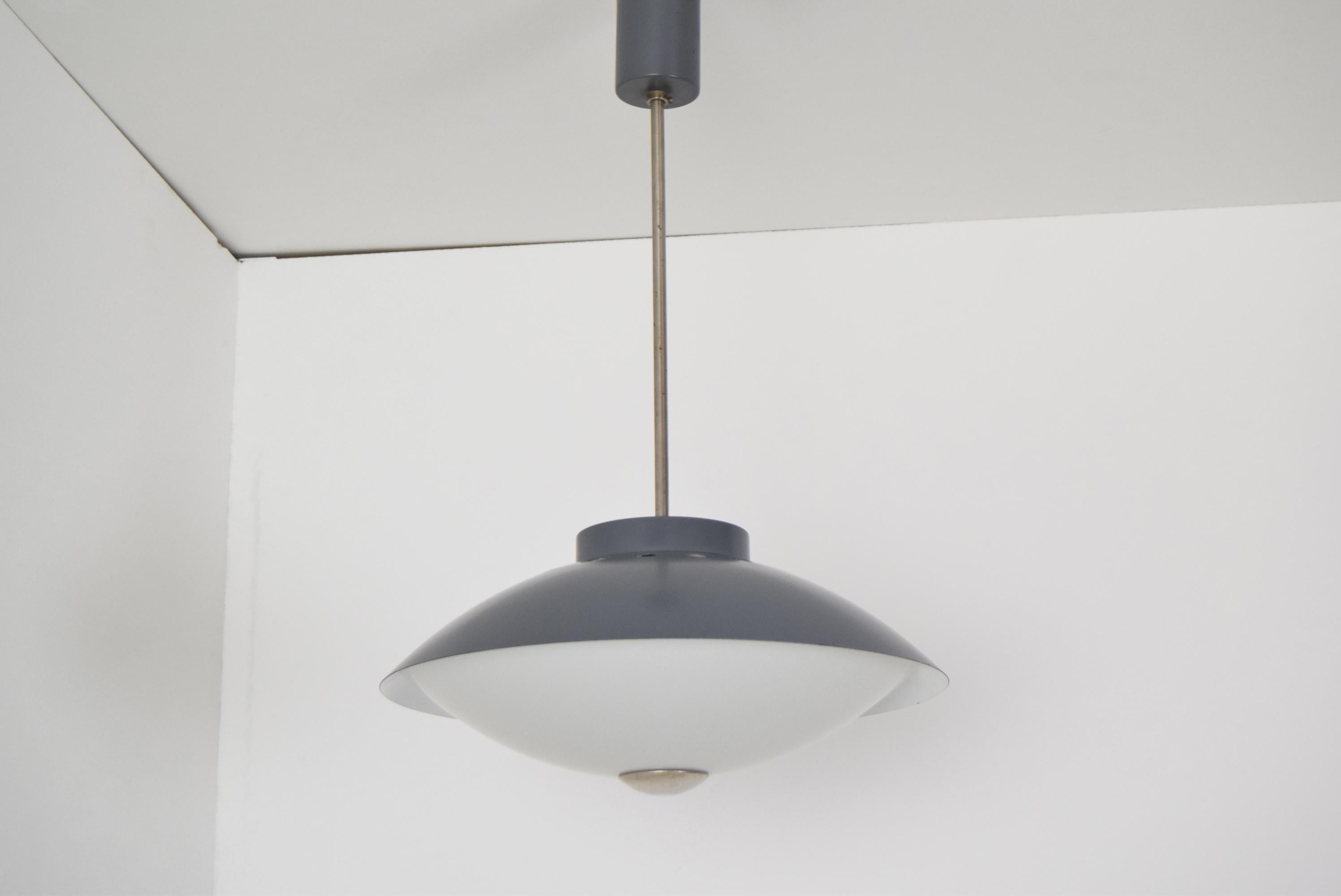 Mid-Century moderno Ciondolo UFO di Napako, design di metà secolo, anni '70 in vendita