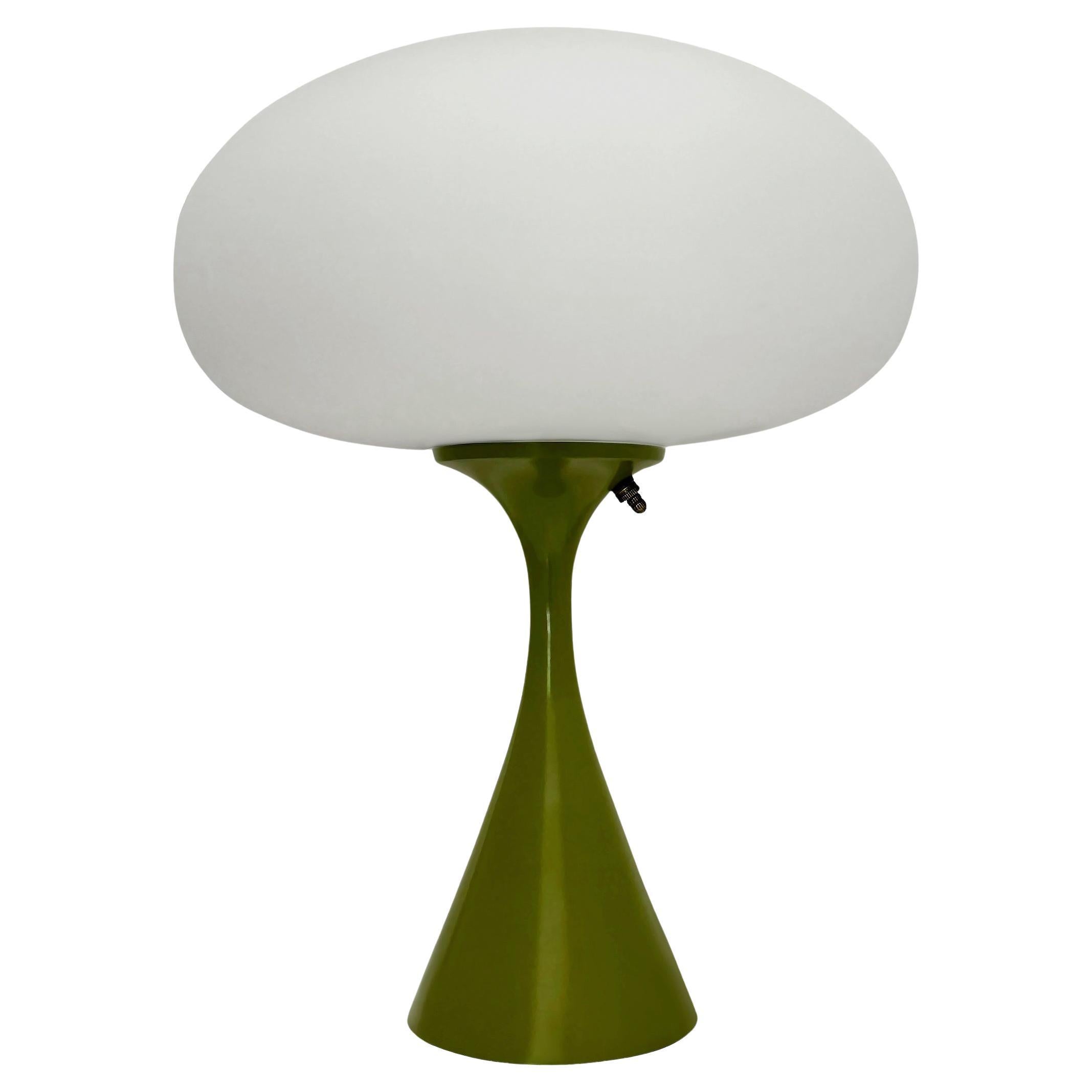 Lámpara de sobremesa de diseño de mediados de siglo de Designline en aguacate con pantalla esmerilada blanca