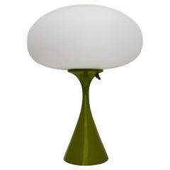 Lámpara de sobremesa de diseño de mediados de siglo de Designline en aguacate con pantalla esmerilada blanca