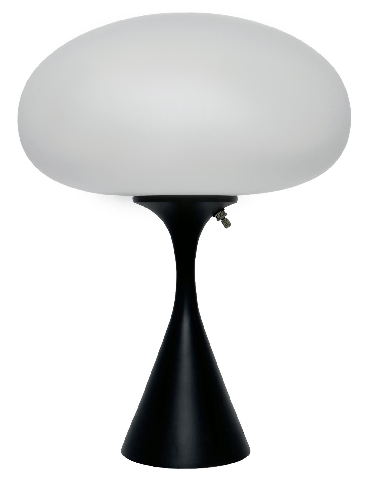 CET ARTICLE EST ÉLIGIBLE À LA LIVRAISON GRATUITE !

Une lampe de table élégante en stemlite fabriquée par Design/One. Il se caractérise par une base principale en aluminium moulé de forme conique. La base de la lampe est finie dans une couleur noire