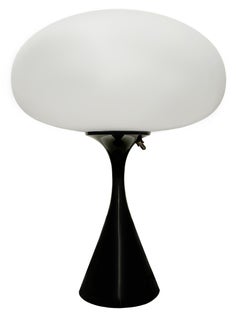 Lampe à poser design du milieu du siècle par Design/One en noir avec abat-jour givré blanc