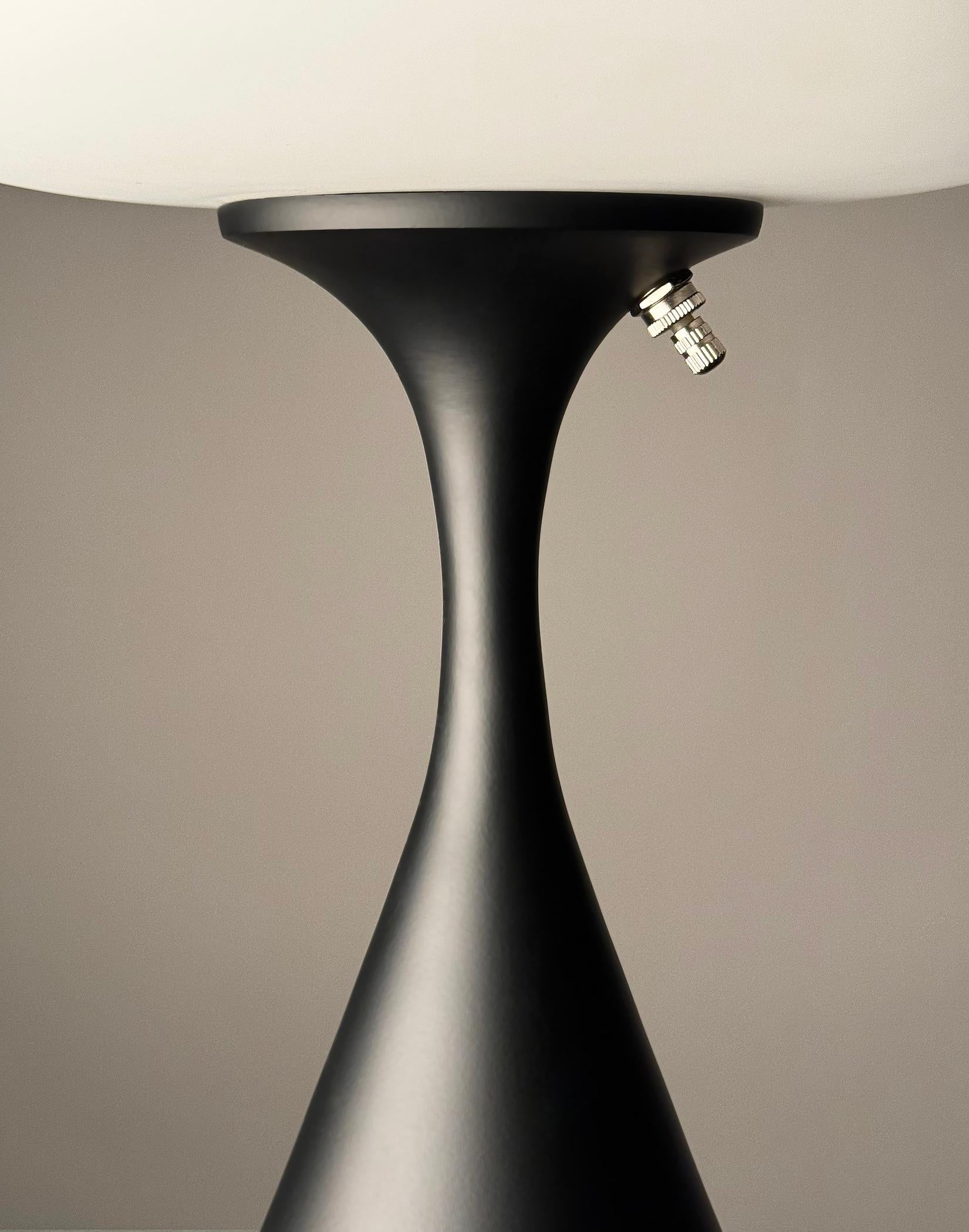 Mid-Century Modern Lampe à poser design du milieu du siècle par Design/One en noir avec abat-jour givré blanc en vente