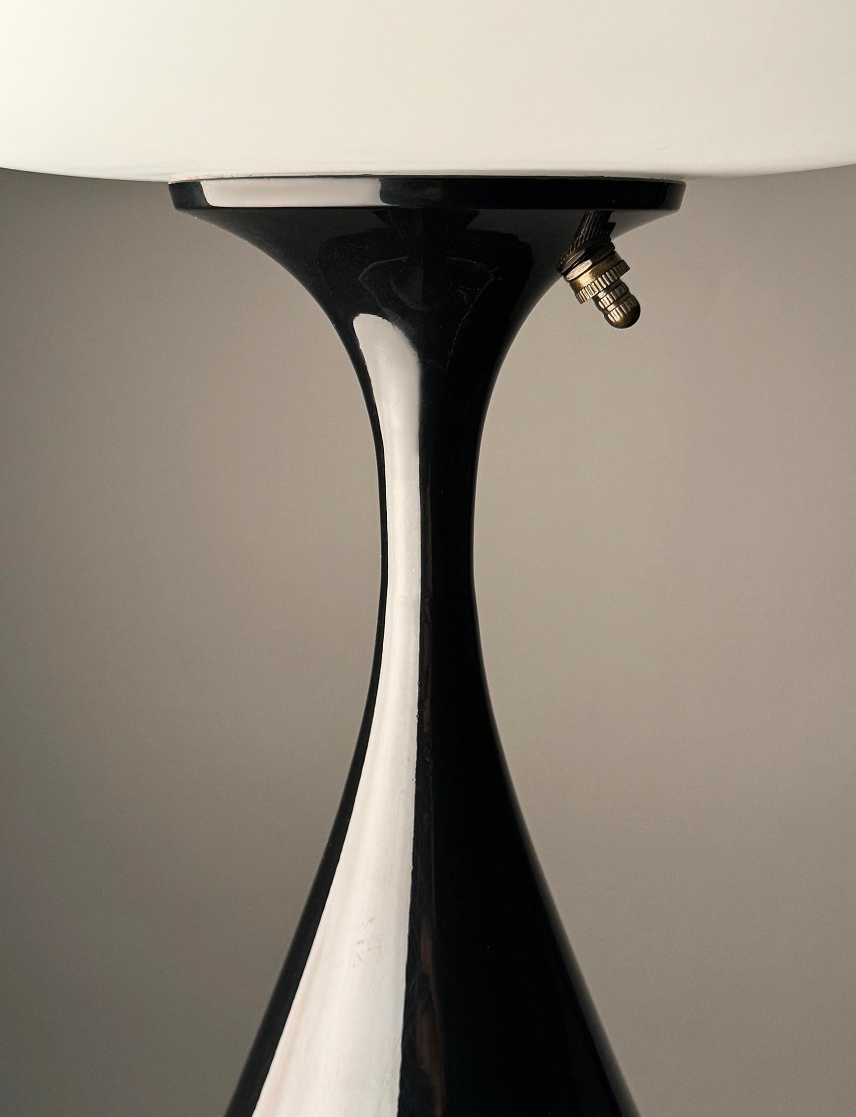 Mid-Century Modern Lampe à poser design du milieu du siècle par Design/One en noir avec abat-jour givré blanc en vente
