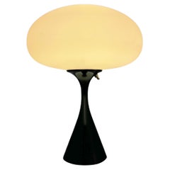 Lampe à poser design du milieu du siècle par Design/One en noir avec abat-jour givré blanc