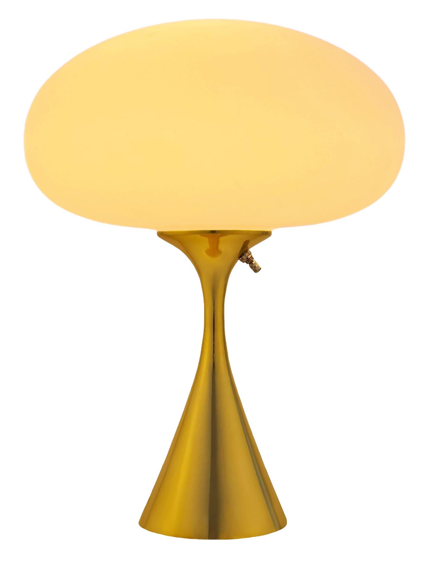 ¡ESTE ARTÍCULO SE PUEDE ENVIAR GRATIS!

Una elegante lámpara de sobremesa de stemlite fabricada por Design Line. Presenta una base principal de aluminio fundido de forma cónica. La base de la lámpara está acabada en latón pulido a espejo. La