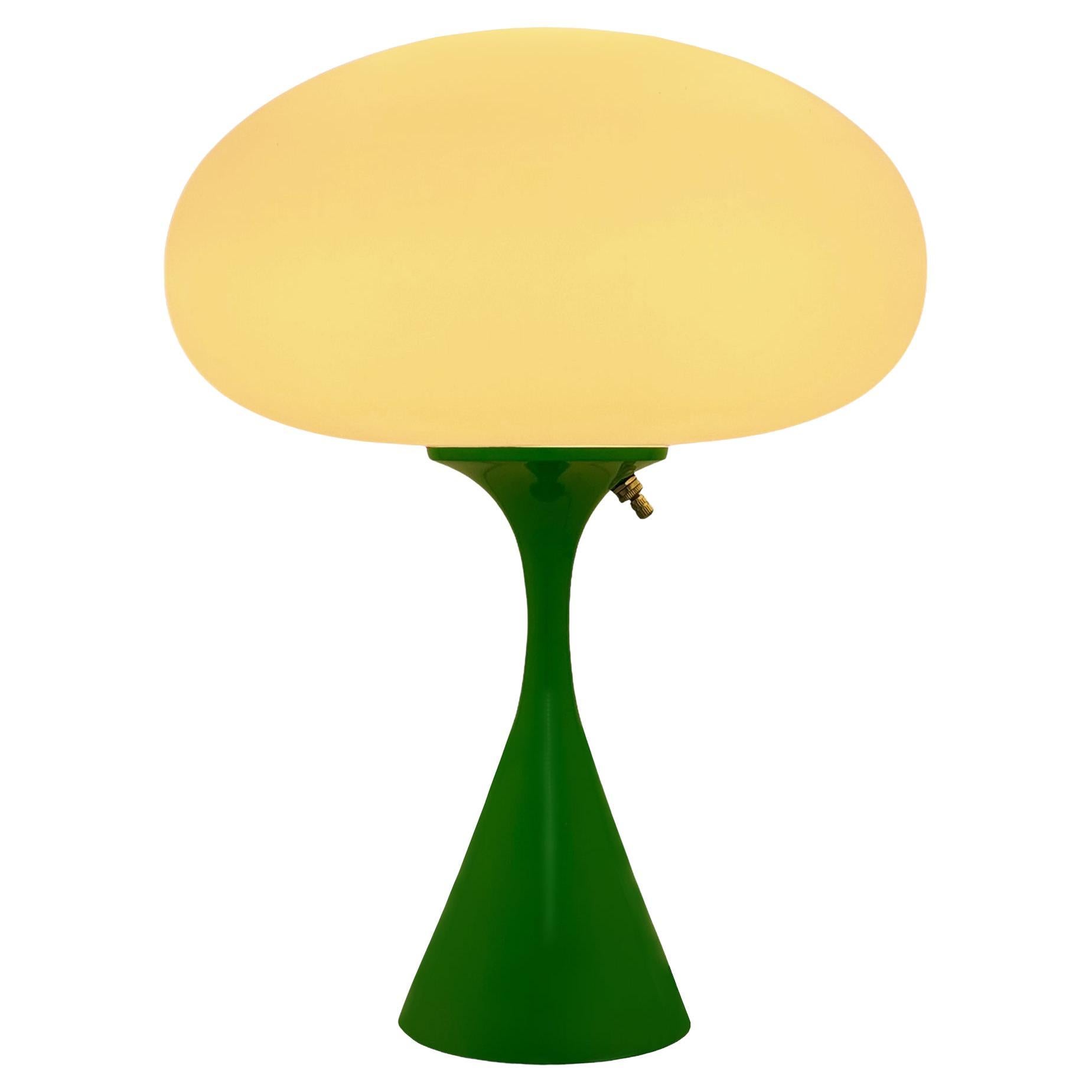Lampada da tavolo di design del Mid Century di Design/One in verde con paralume smerigliato bianco
