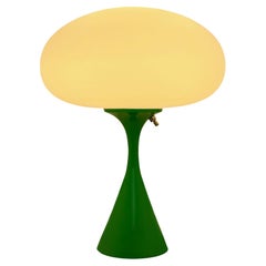 Lampe de table Mid Century Design de Designline en vert avec abat-jour dépoli blanc