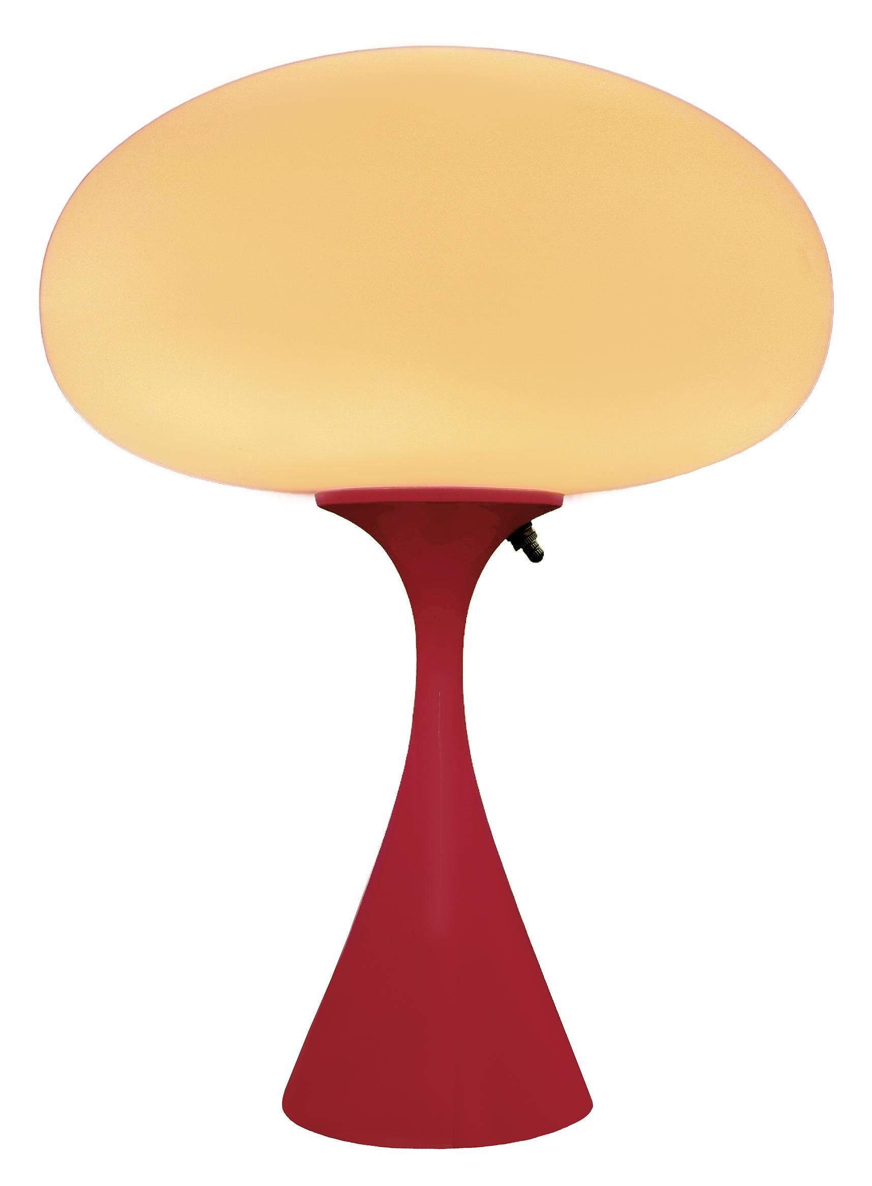 DIESER ARTIKEL IST VERSANDKOSTENFREI!

Eine elegante Stemlite-Tischleuchte von Design Line. Er verfügt über einen konisch geformten Aluminiumguss-Sockel. Der Lampensockel ist in einem klassischen Retro-Rosa gehalten. Der Lampenschirm aus mattiertem