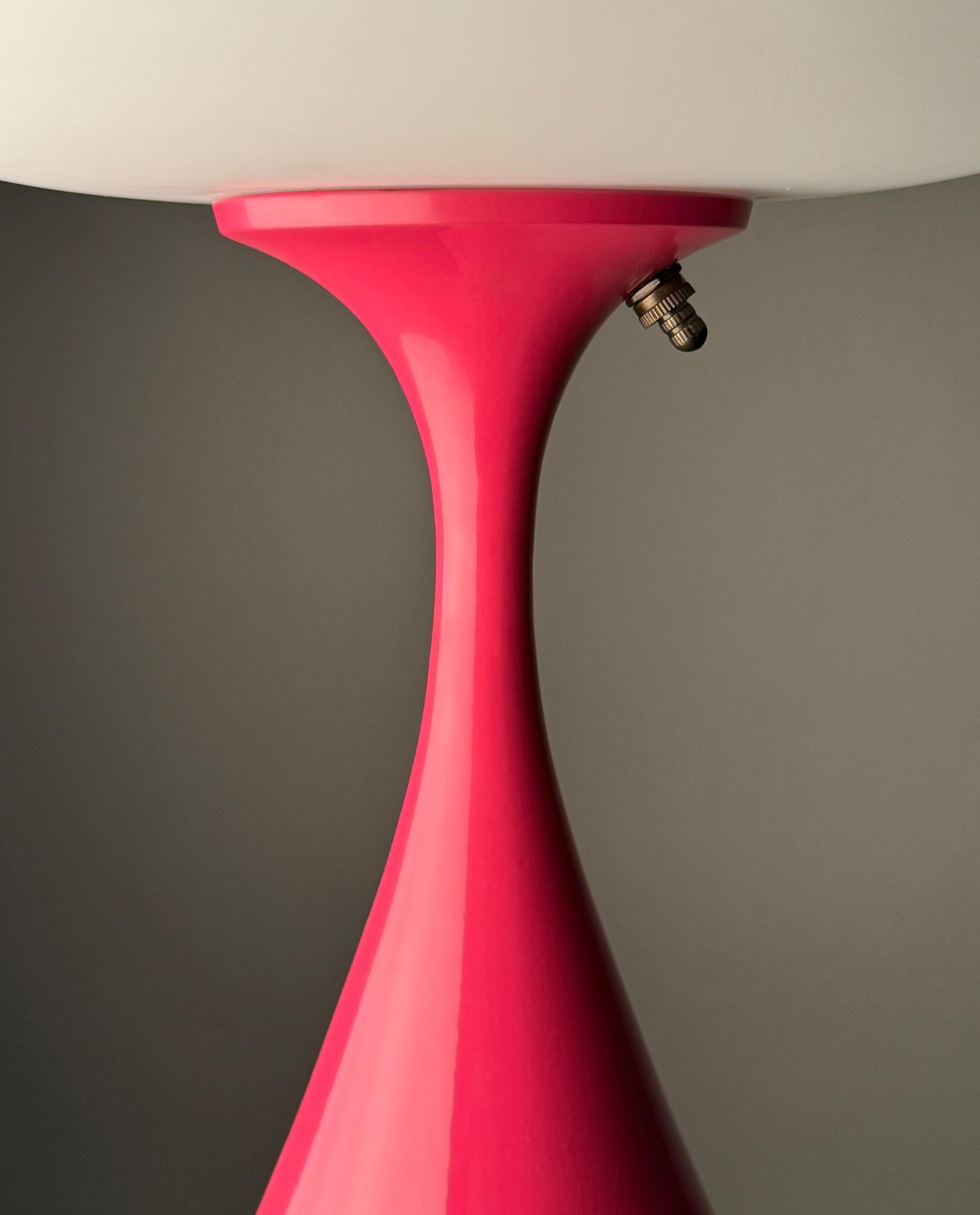 Tischlampe im Mid-Century-Design von Designline in Heißrosa mit weißem mattiertem Schirm (Moderne der Mitte des Jahrhunderts) im Angebot