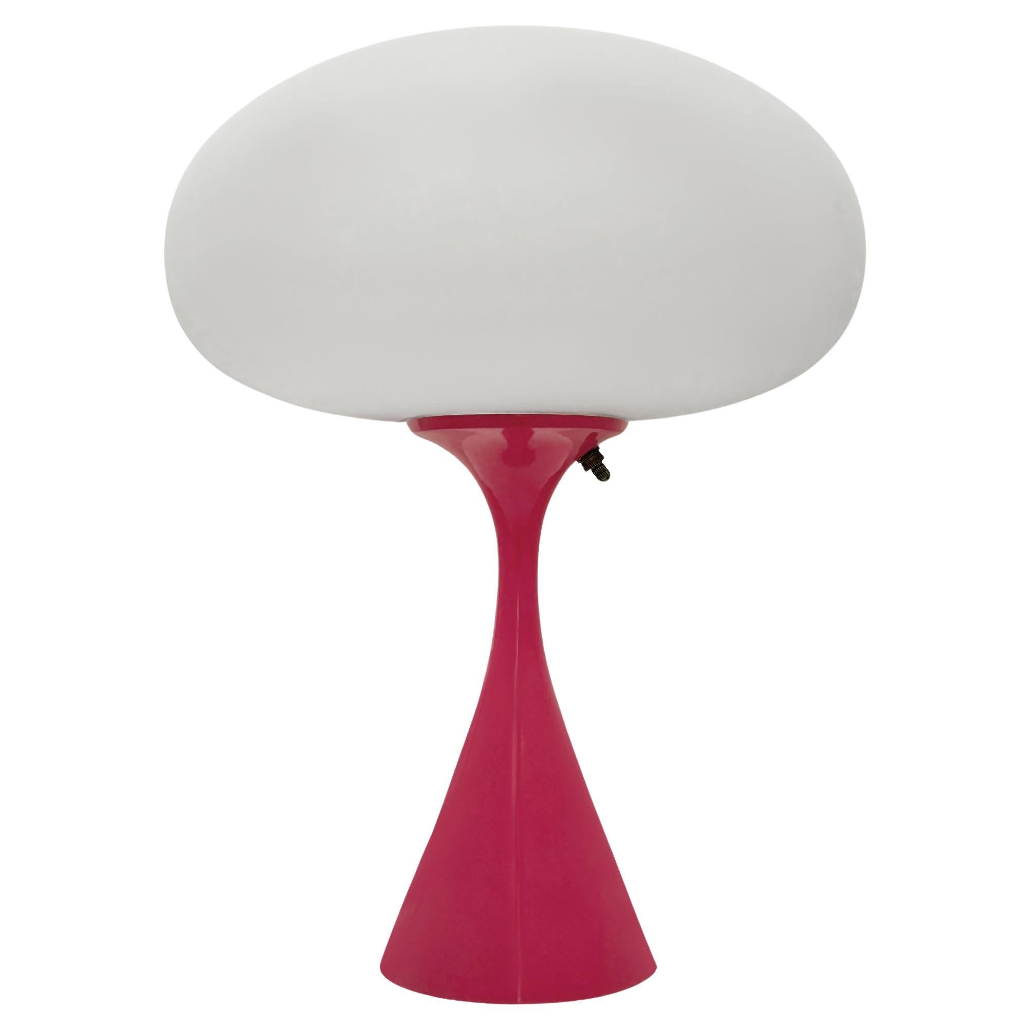 Tischlampe im Mid-Century-Design von Designline in Heißrosa mit weißem mattiertem Schirm