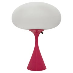 Lámpara de sobremesa de diseño de mediados de siglo de Designline en rosa intenso con pantalla esmerilada blanca