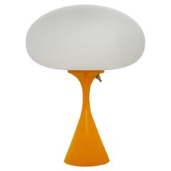 Lampe de table Mid Century Design de Designline en orange avec abat-jour dépoli blanc