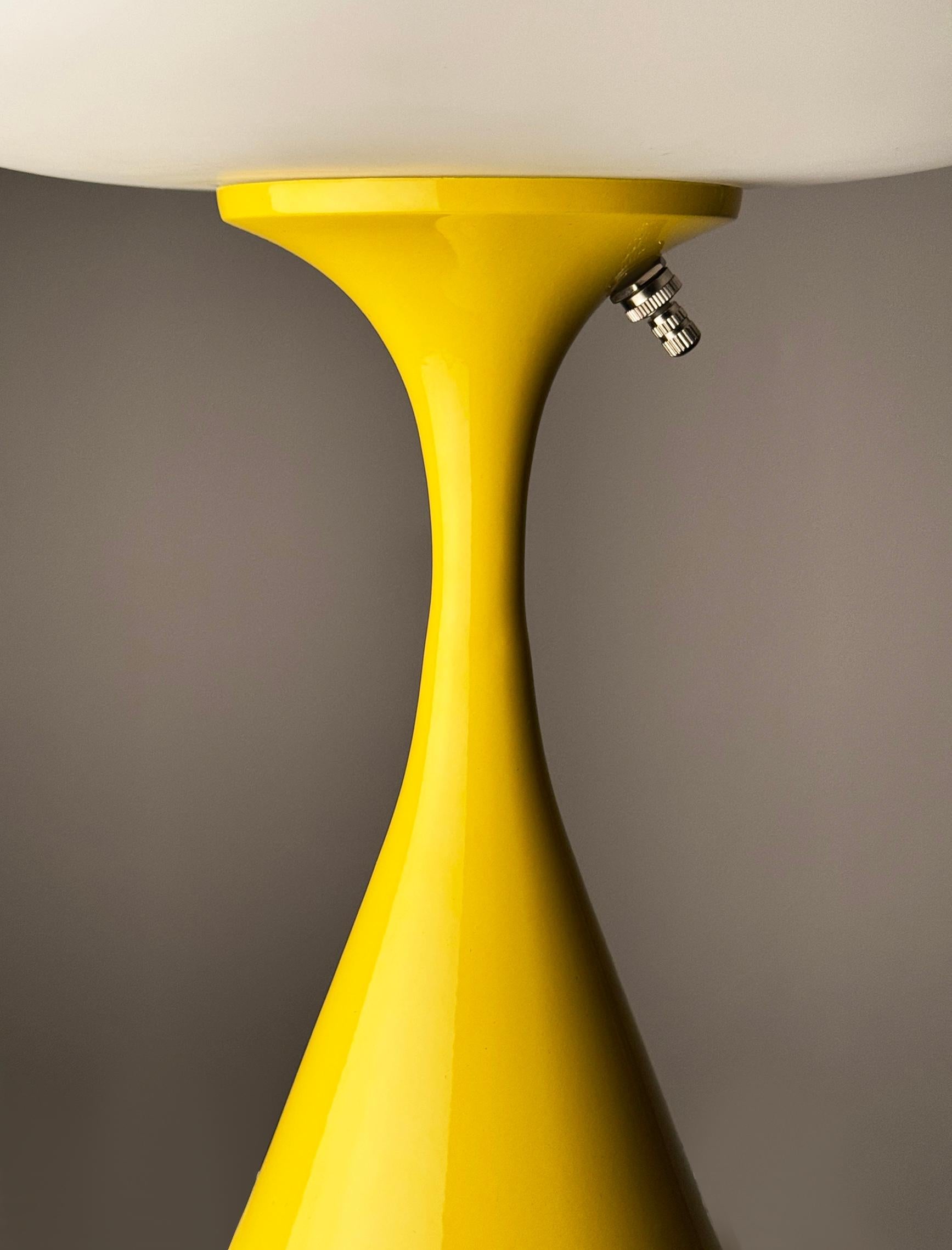 Mid-Century Modern Lampe de table Mid Century Design de Designline en jaune avec abat-jour dépoli blanc en vente