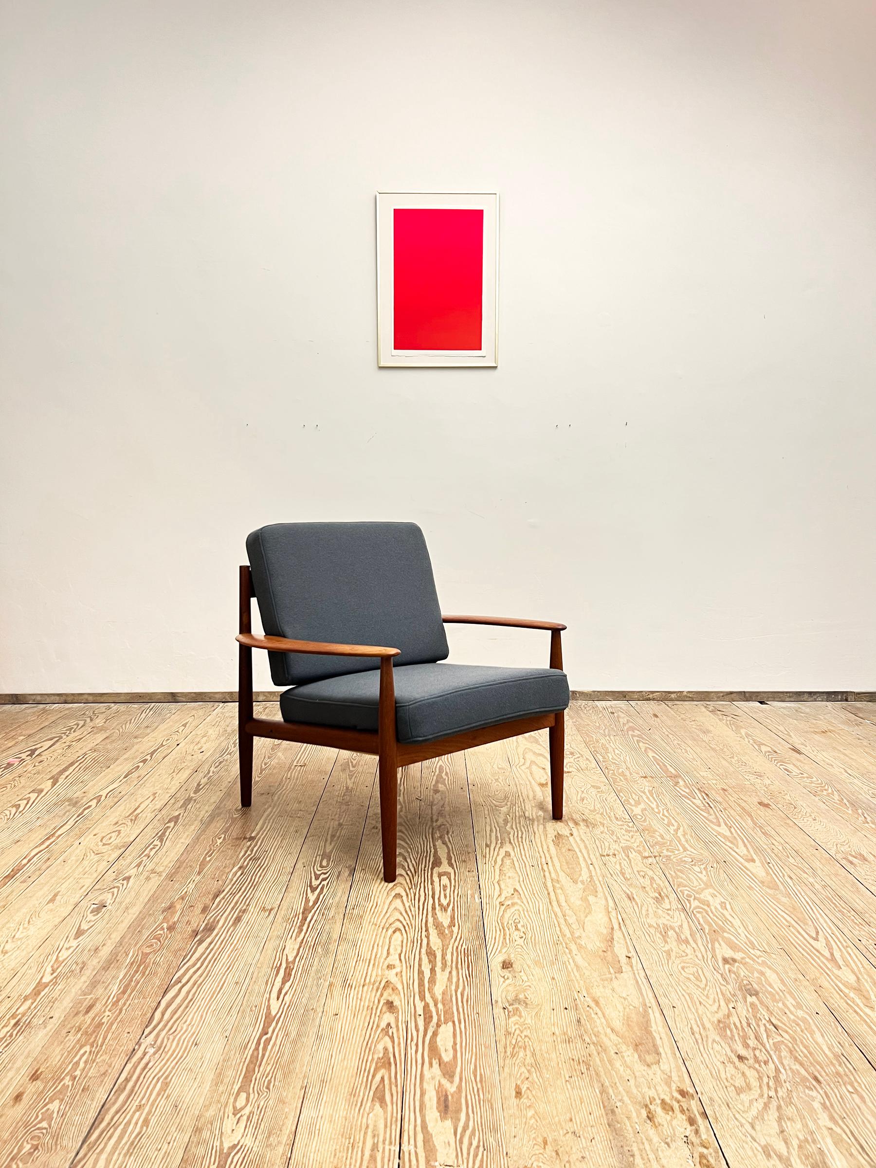 Dimensioni: 73 x 75 x 77 cm (Larghezza x Altezza x Profondità)

Questa bellissima poltrona lounge è stata disegnata da Grete Jalk per France and Son negli anni '50 in Danimarca. La forma elegante e le proporzioni fragili fanno di questa poltrona