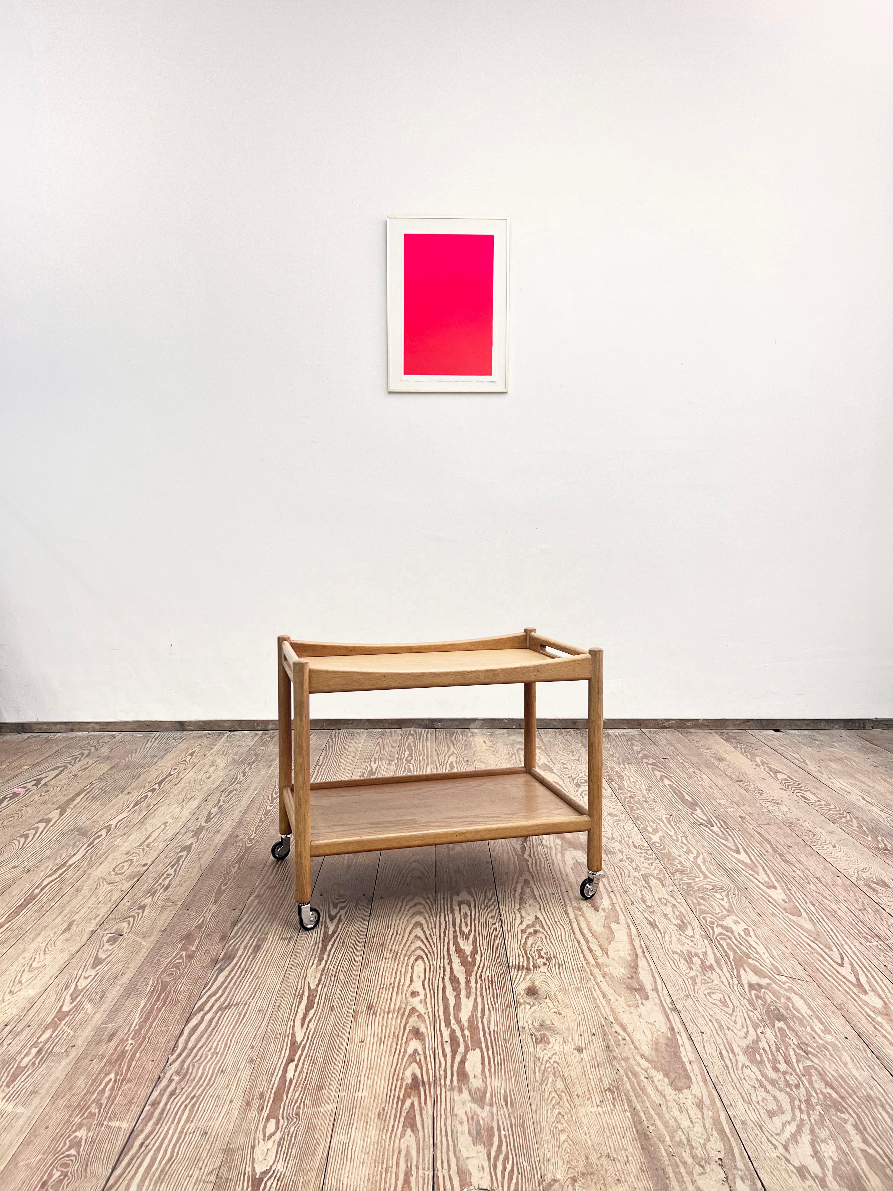 Abmessungen 72 x 48 x 61 cm (Länge x Breite x Höhe)

Dieser elegante Barwagen wurde vom renommierten dänischen Designer Hans Wegner entworfen und von Andreas Tuck in Dänemark hergestellt. Der Barwagen kommt mit neuen verchromten Rädern und mit viel