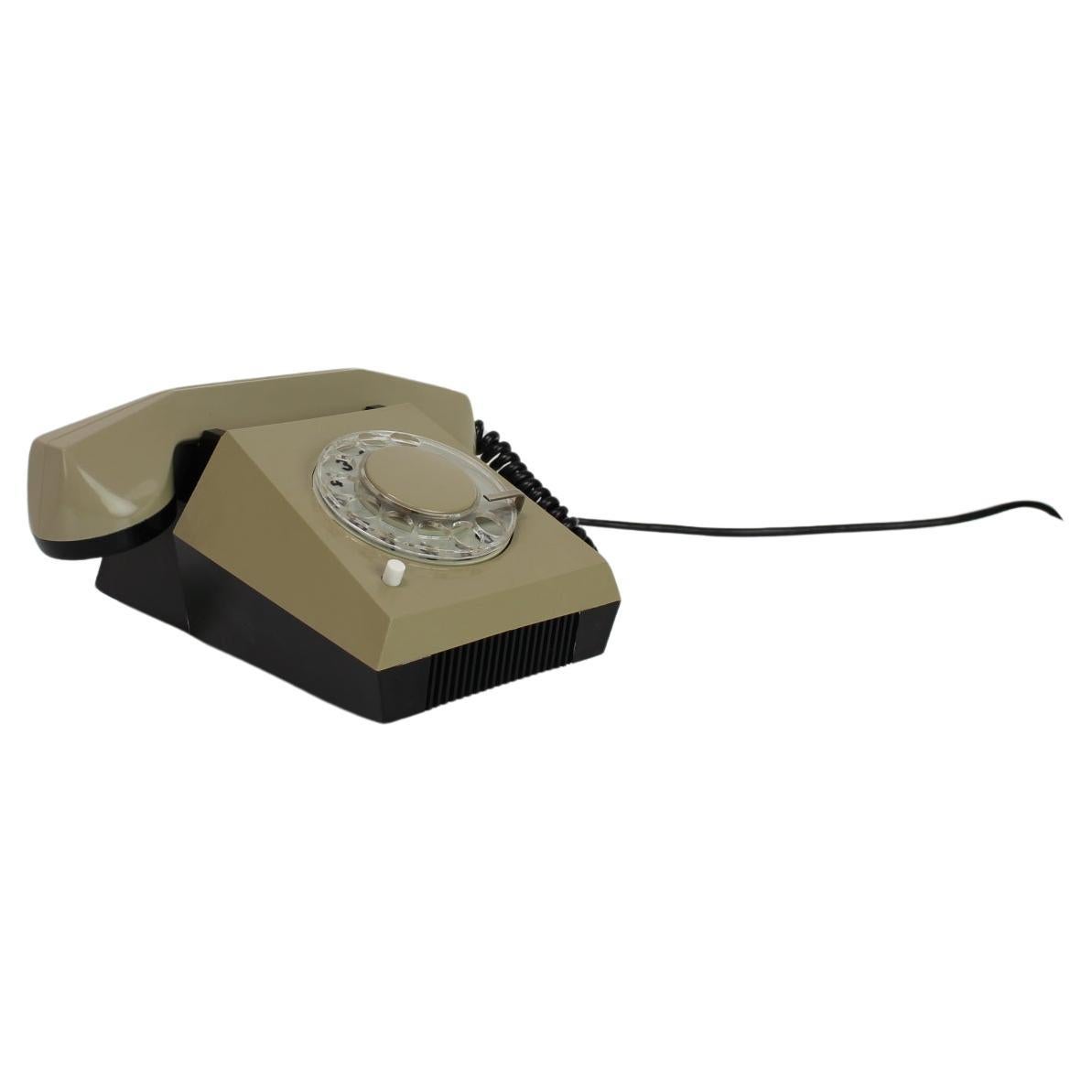 Telephone by TESLA, in the 1970's, in Czechoslovakia.
Made of plastic and metal.
Fully functional, original condition.
