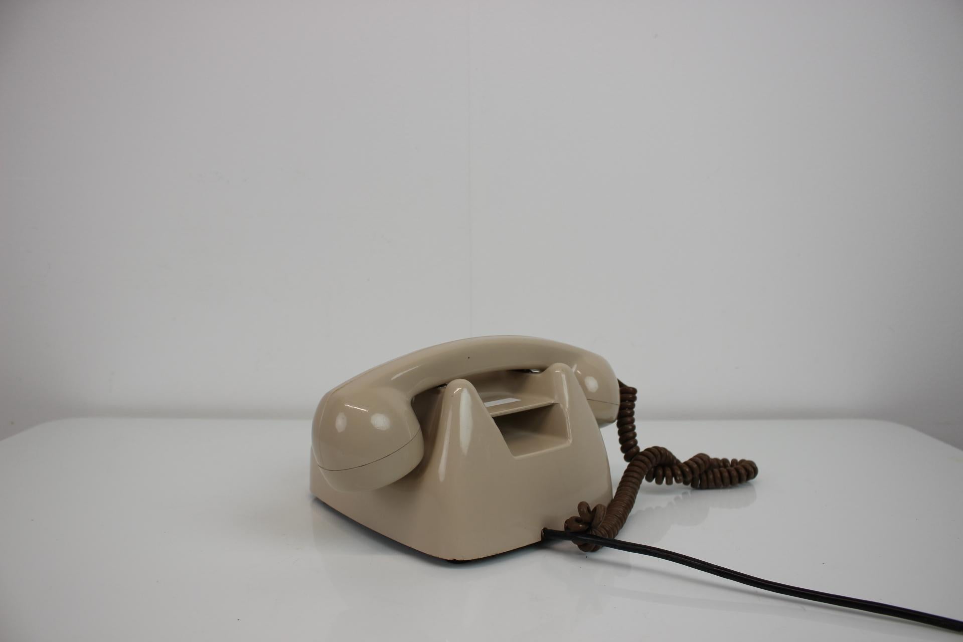 Vintage telephone ,manufacterd by TESLA in 1979, made in  Czechoslovakia.
Made of plastic and metal.
Repolished, cleaned, shows minor signs of use.
Fully functional.