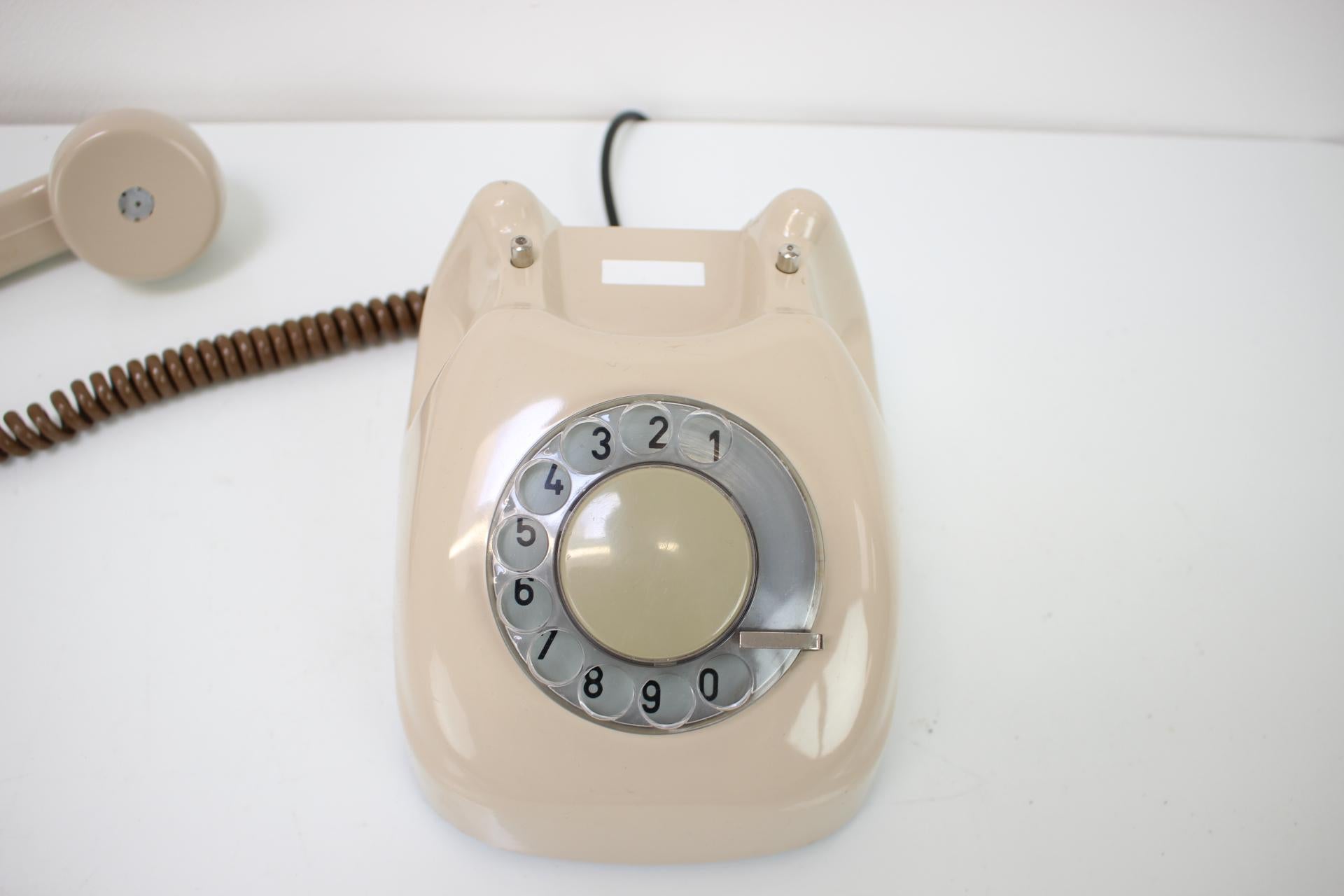 Téléphone vintage, fabriqué par Tesla en 1979, fabriqué en France.  Tchécoslovaquie.
Fabriqué en plastique et en métal.
Repolie, nettoyée, présente des signes mineurs d'utilisation.
Entièrement fonctionnel.