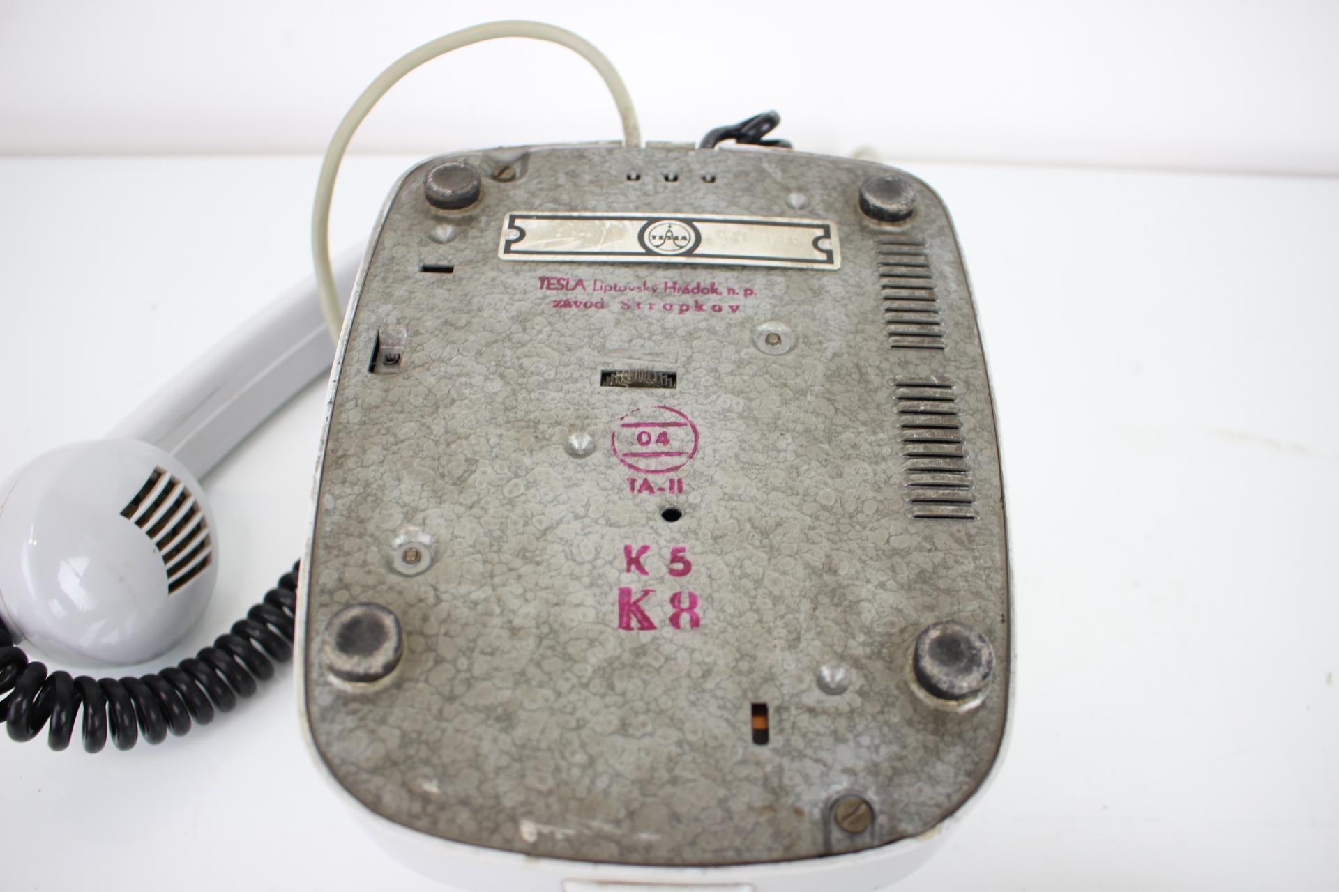 Téléphone vintage, fabriqué par Tesla en 1979, fabriqué en France.  Tchécoslovaquie.
Fabriqué en plastique et en métal.
Repoli, nettoyé, montre des signes d'utilisation.
