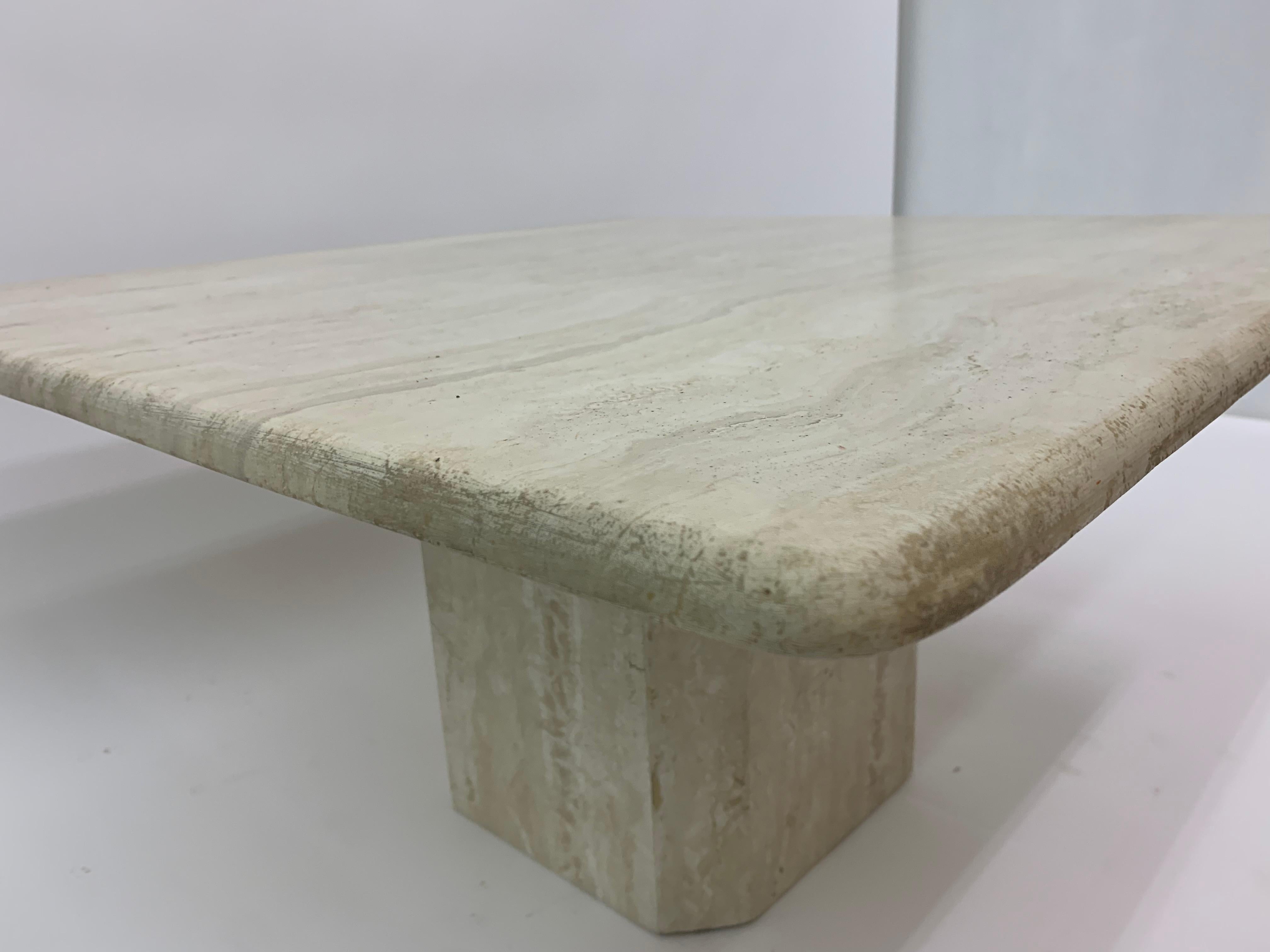 Table basse en travertin, design du milieu du siècle, années 1970 en vente 13