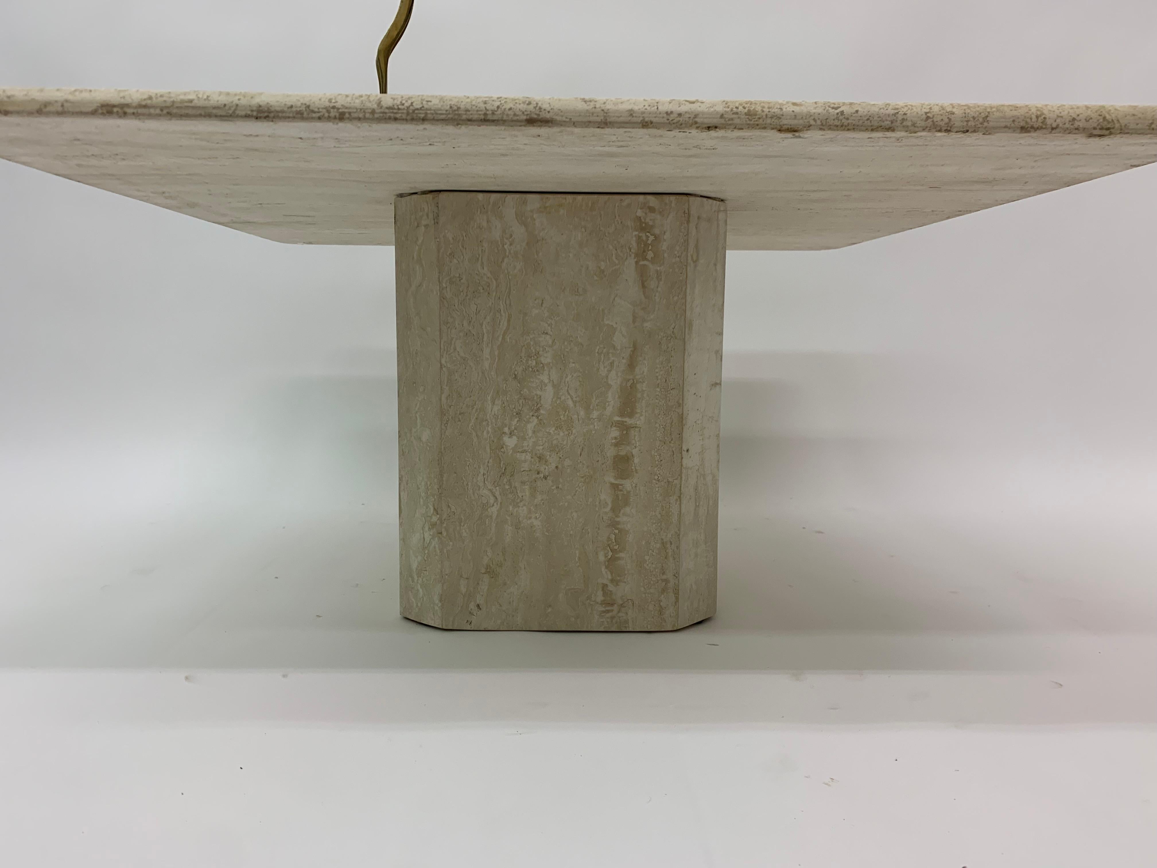 Table basse en travertin, design du milieu du siècle, années 1970 en vente 2