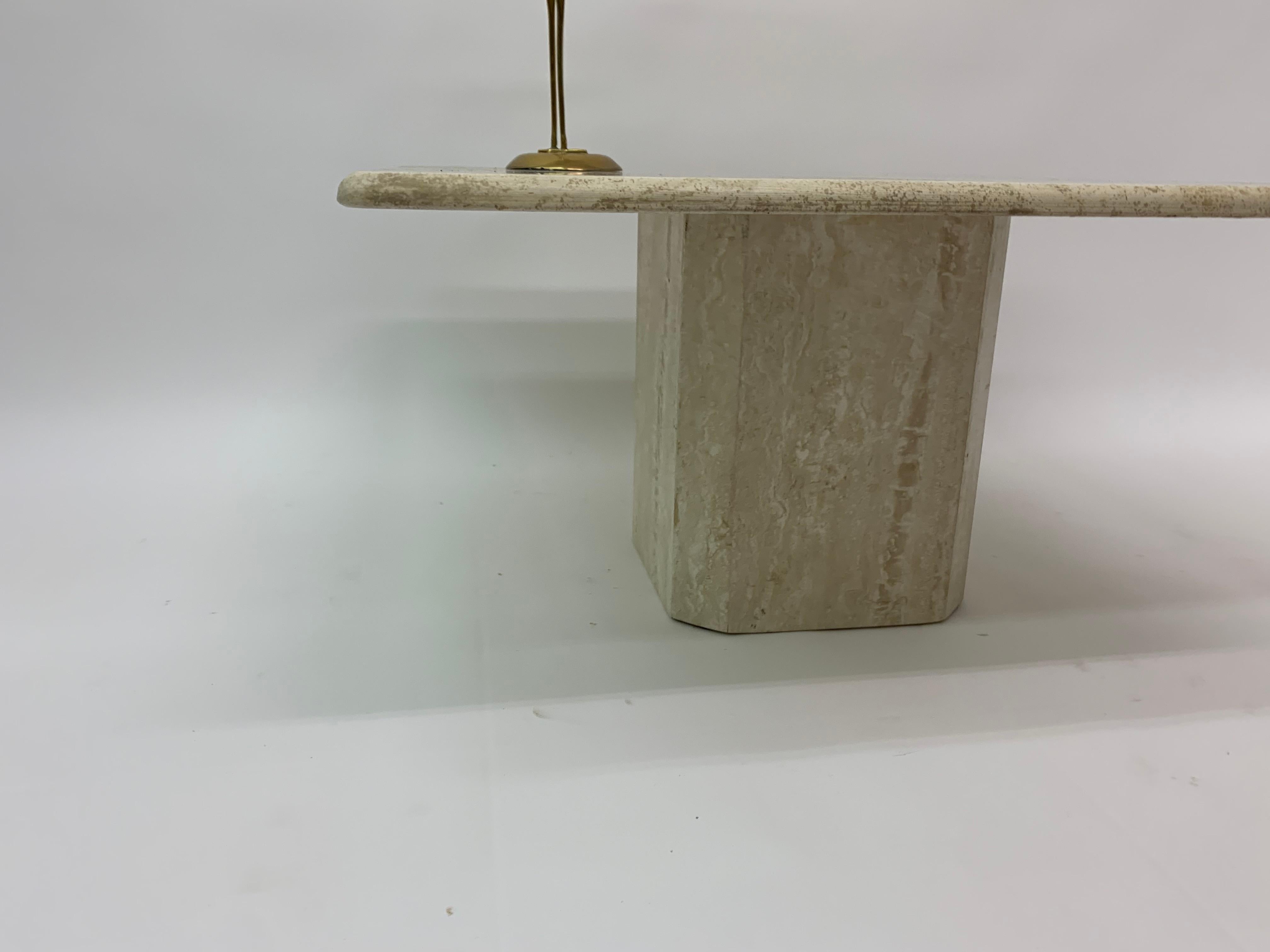 Table basse en travertin, design du milieu du siècle, années 1970 en vente 3