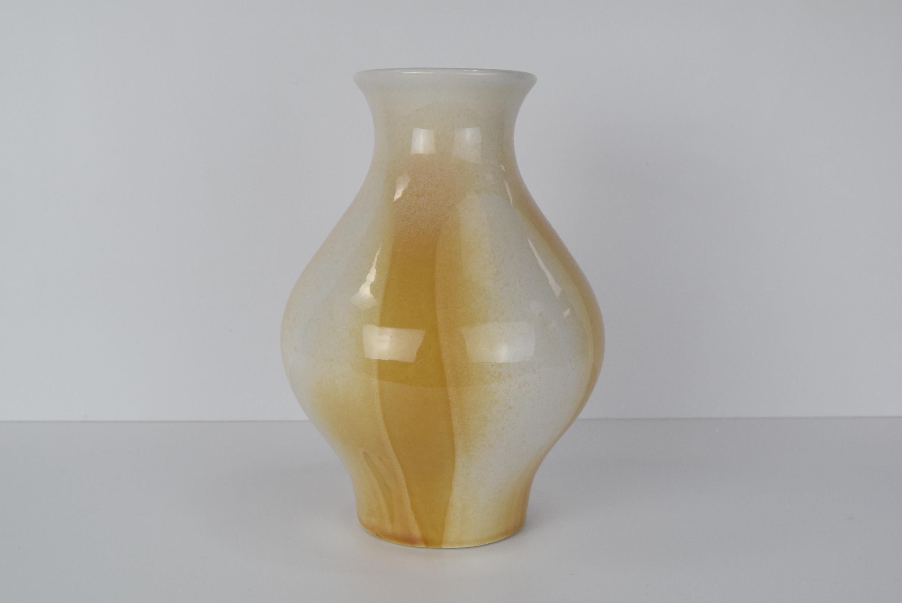 
Vintage-Vase aus Keramik, hergestellt von Ditmar Urbach in der Tschechoslowakei im Jahr 1964.
Aus glasierter, keramischer Masse
Collection'S Julie
Die Vase hat einen kleinen Chip (siehe Foto)
Guter Originalzustand