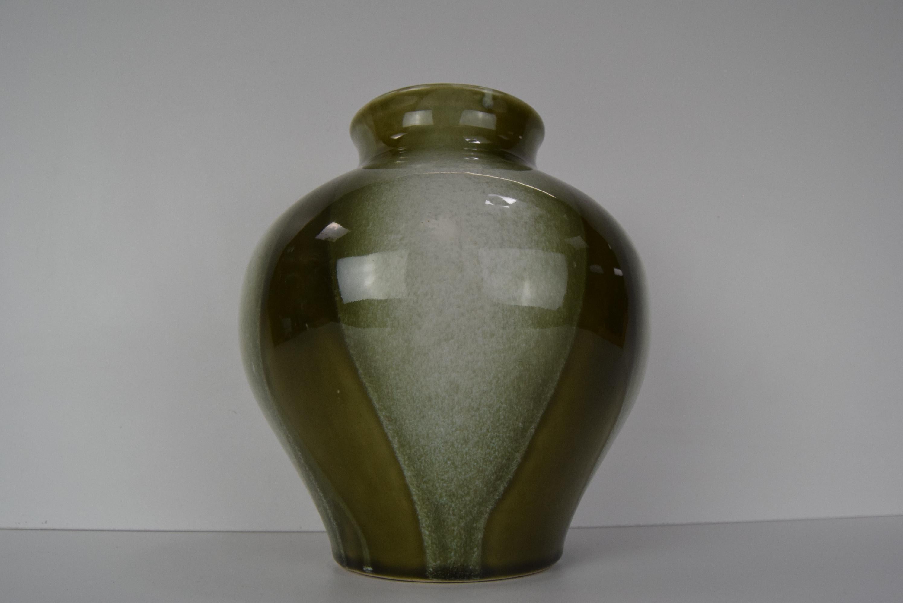 
Vintage-Vase aus Keramik, hergestellt von Ditmar Urbach in der Tschechoslowakei im Jahr 1975.
Aus glasierter, keramischer Masse
Die Vase hat einen kleinen Chip (siehe Foto)
Guter Originalzustand

