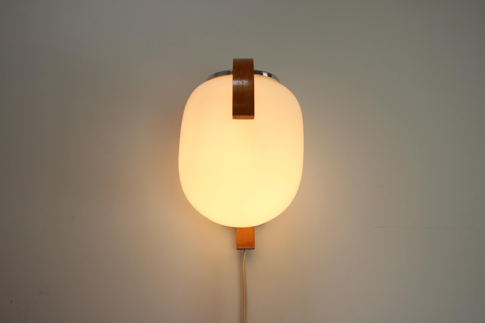 Mid-Century Design Wall Lamp, 1970's For Sale 1