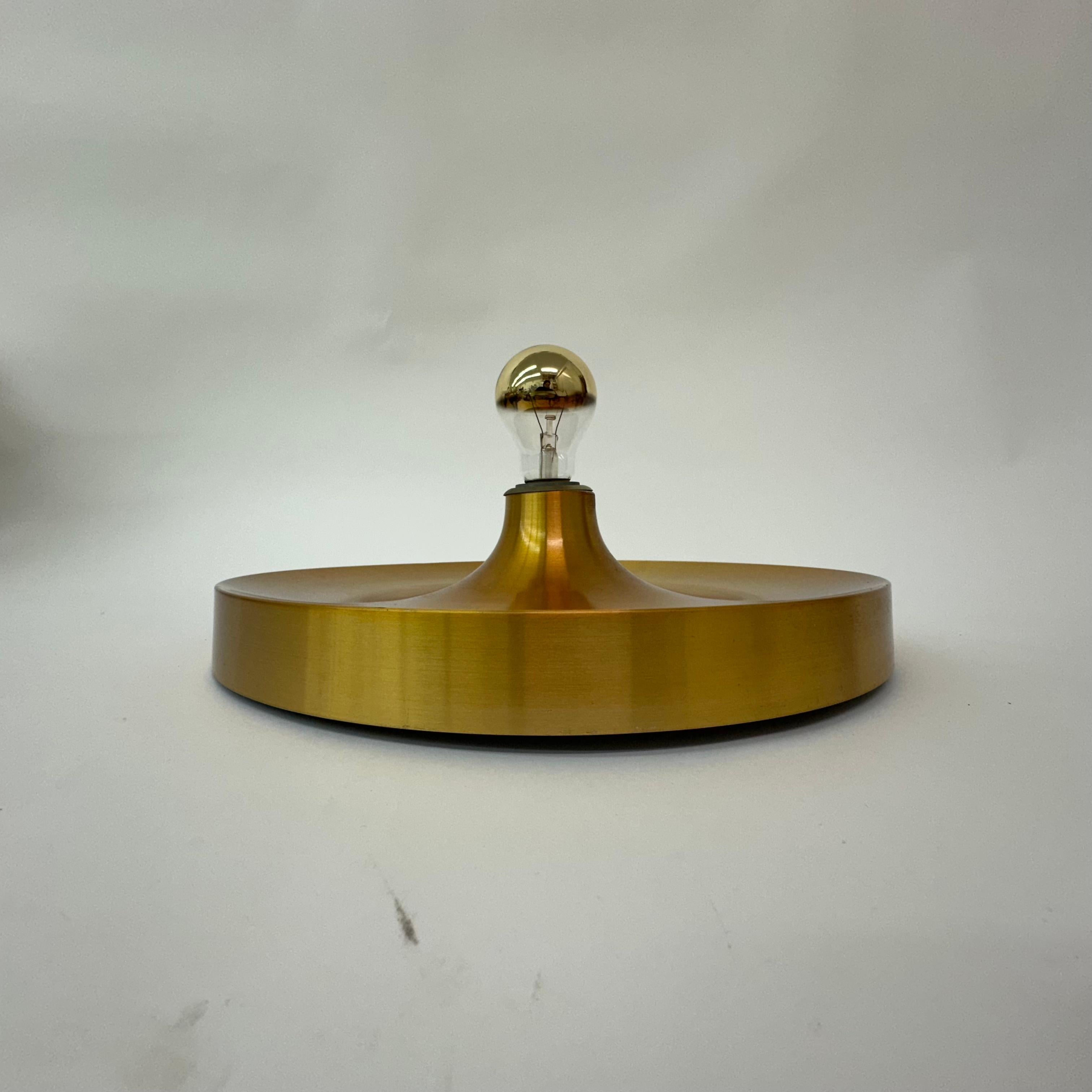 Mid Century design wall lamp disc , 1970’s In Good Condition For Sale In Delft, NL