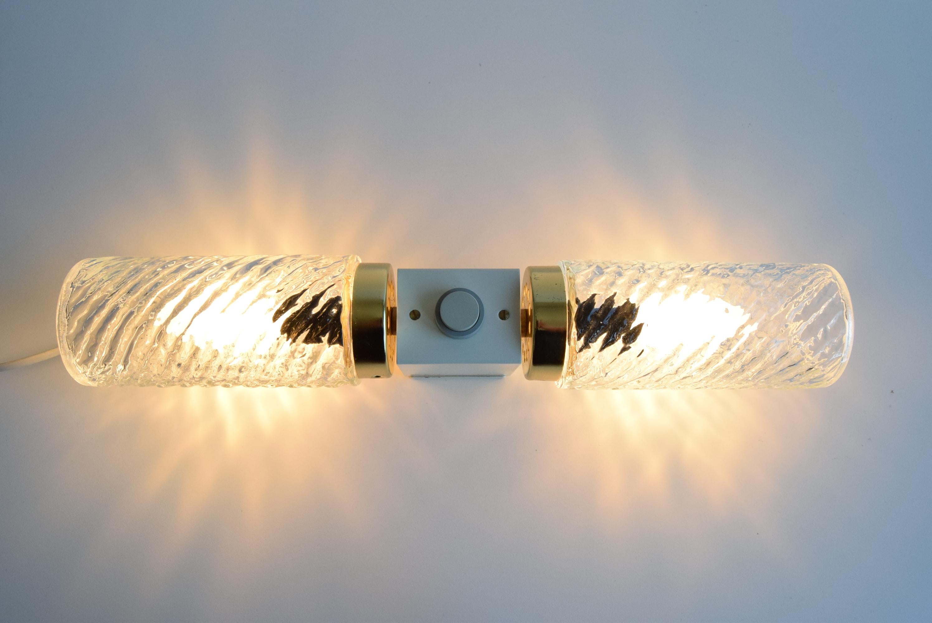 
Prodotto in Cecoslovacchia
Realizzato in vetro, metallo, ottone
2x25W, lampadina E14 o E15
Compatibile con il cablaggio USA
Rilucidato
Completamente funzionante
Buone condizioni originali