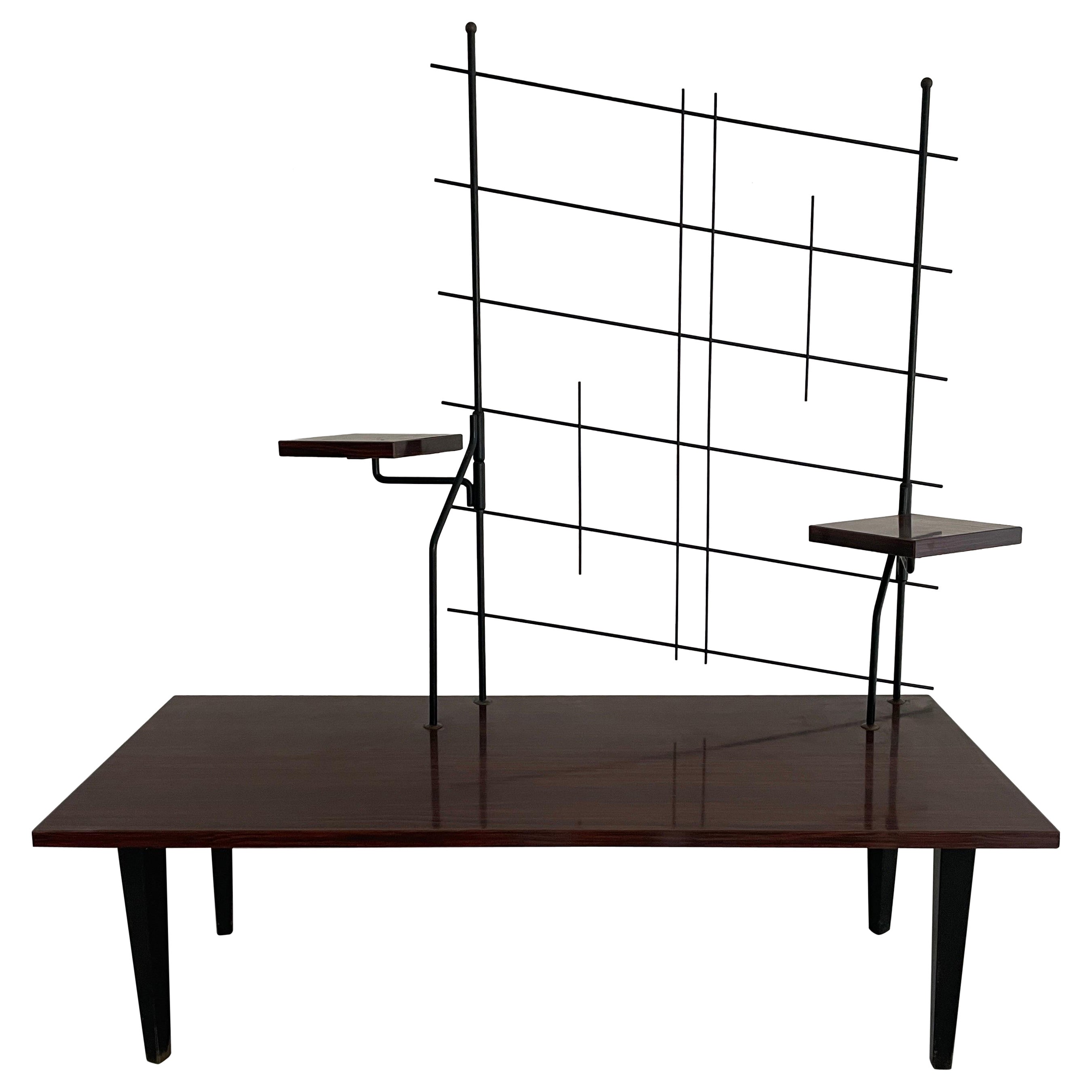 Jardinera de diseño de mediados de siglo, madera y fondo geométrico negro, años 50, Francia en venta