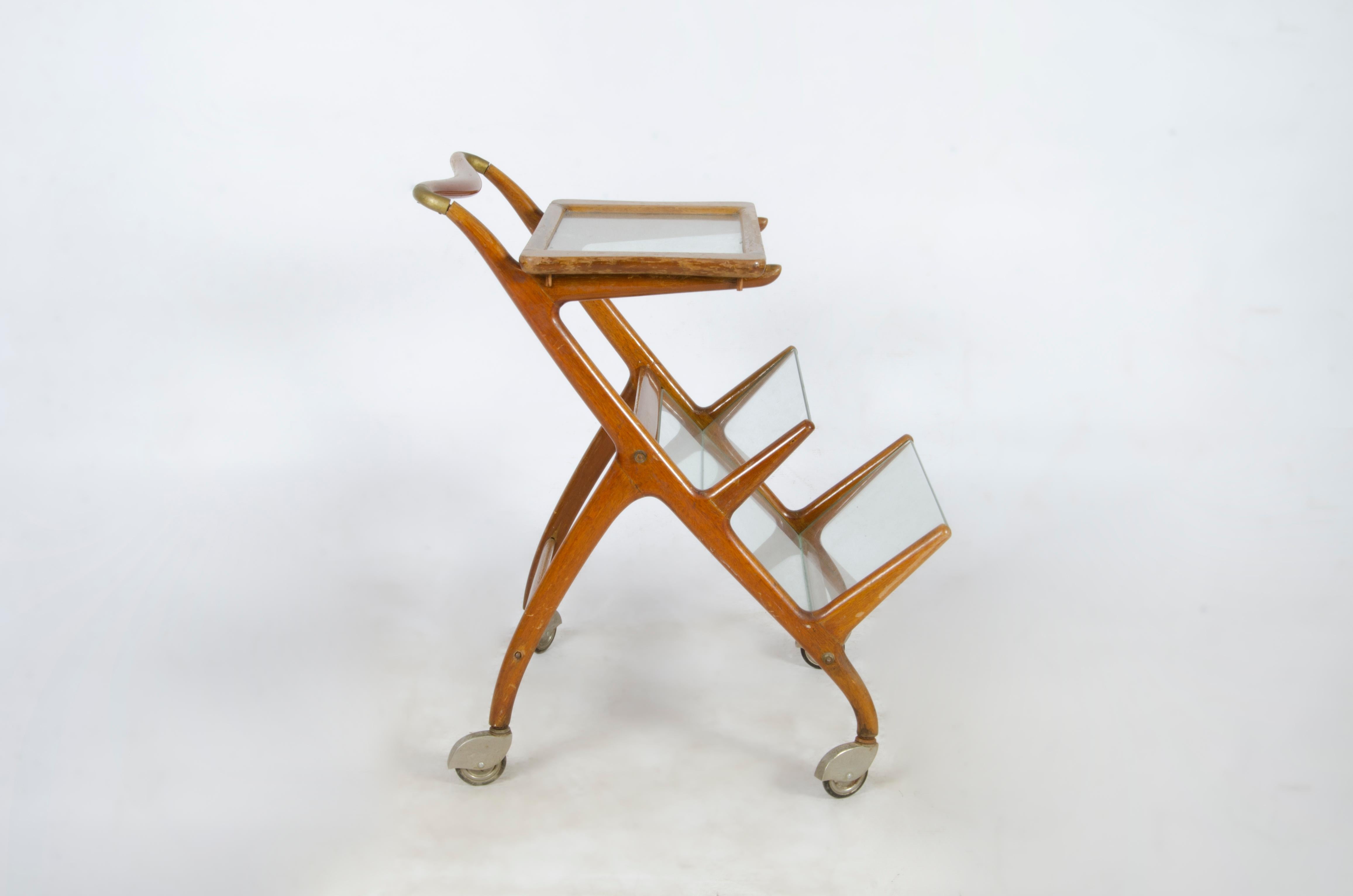 Mitte des 20. Jahrhunderts Moderner Servierwagen aus Holz mit abnehmbaren Glastabletts, entworfen von Ico Parisi für Angelo De Baggis, Italien

von: Ico Parisi, Angelo De Baggis
MATERIAL: Holz, Messing, Kupfer, Zink, Metall, Kristall, Glas
Technik: