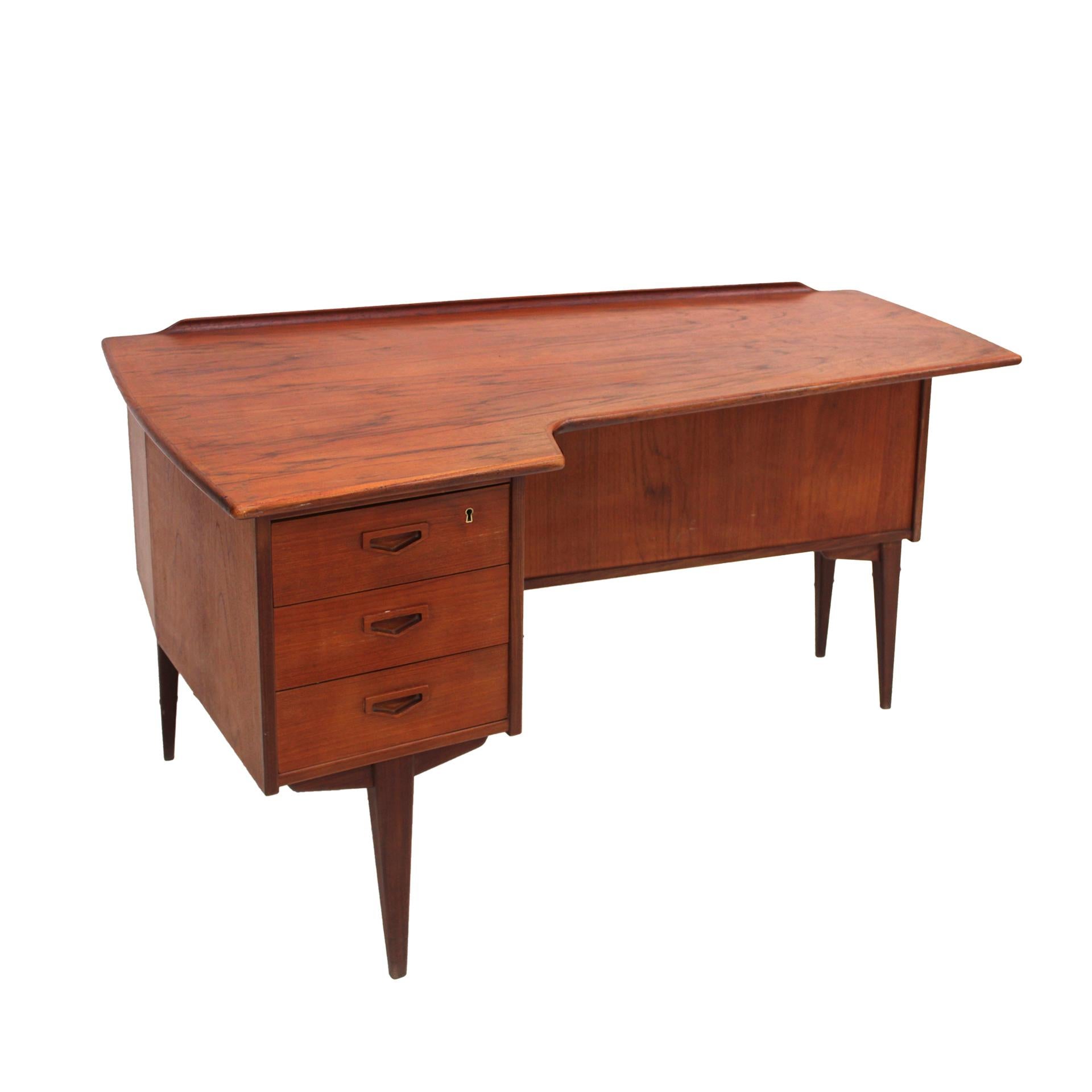 Danish Midcentury Solid Wood Desk Designed by Arne Vodder Boomerang, 1960s
