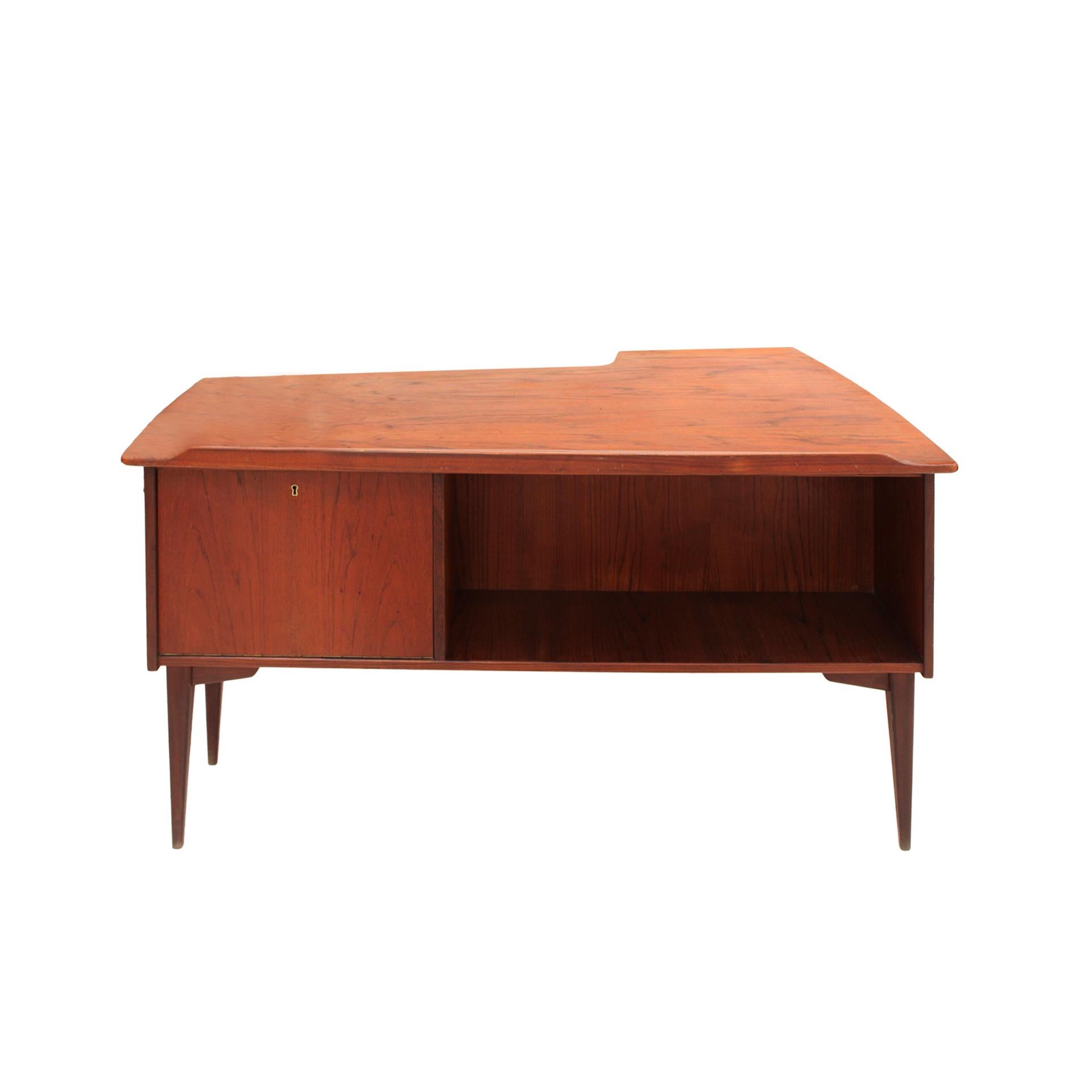 Midcentury Solid Wood Desk Designed by Arne Vodder Boomerang, 1960s In Good Condition In Ibiza, Spain