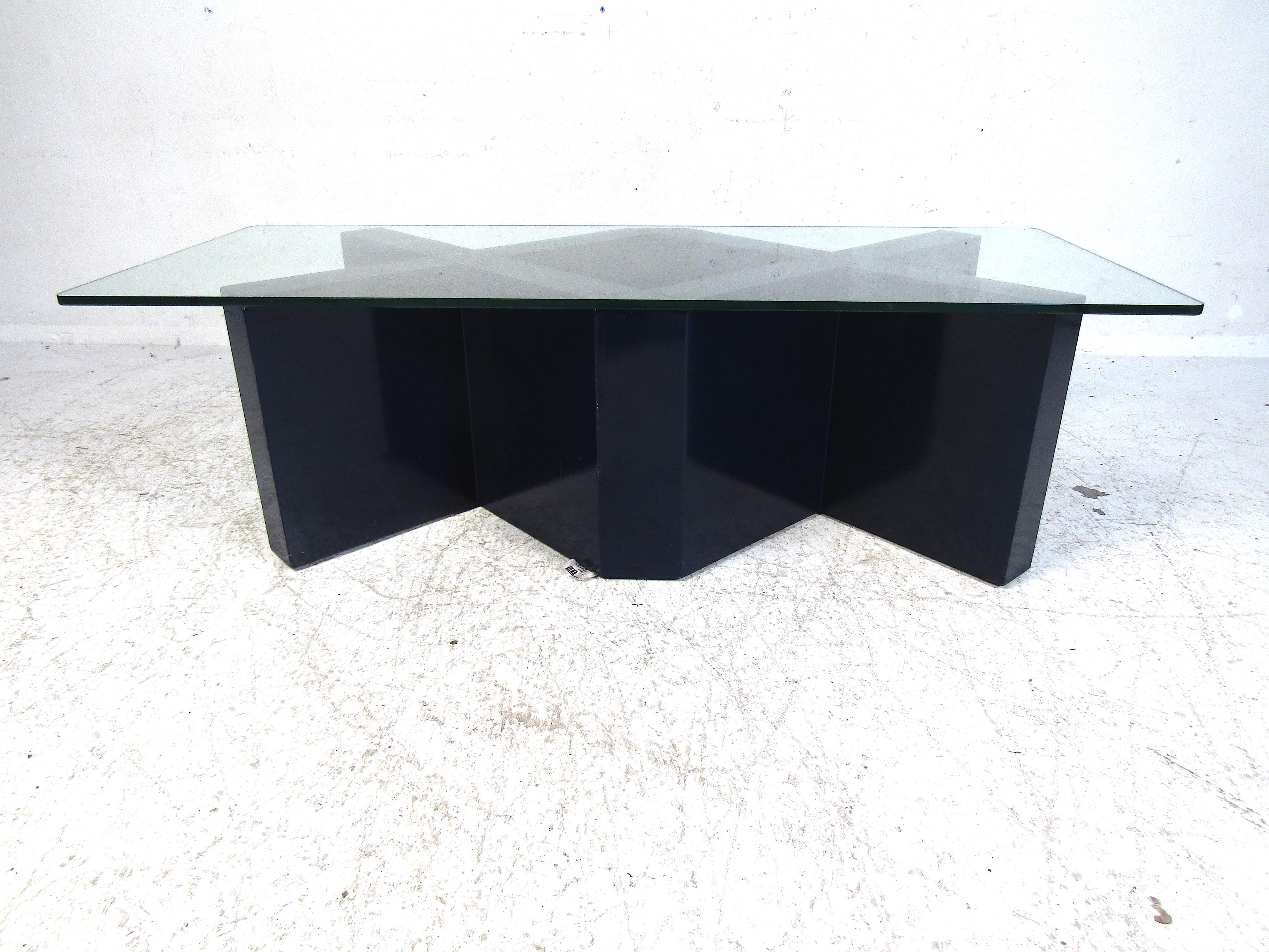 Mid-Century Modern Table basse en bois et verre de designer du milieu du siècle dernier en vente