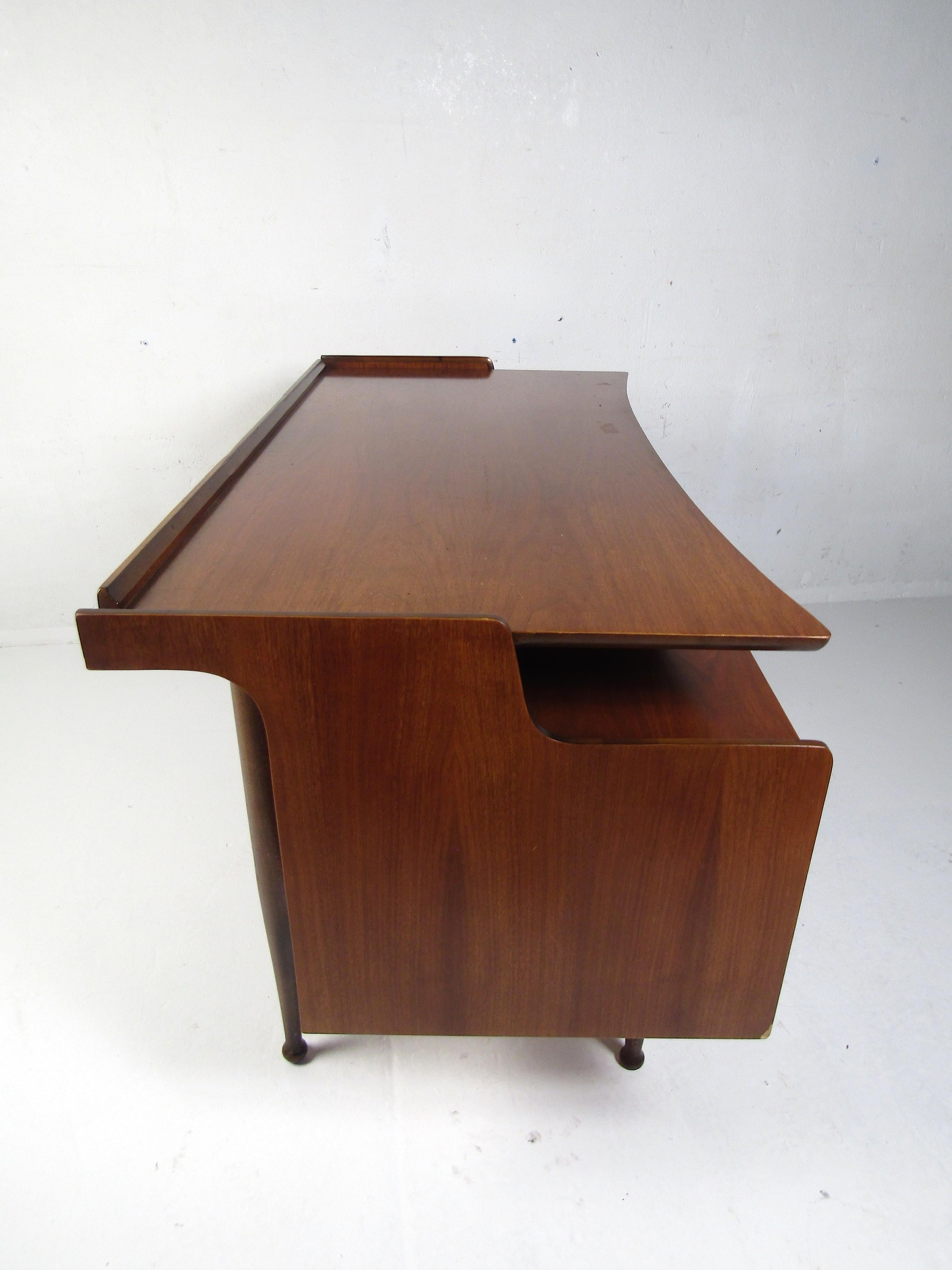 Midcentury Desk and Chair by Hooker Furniture In Good Condition In Brooklyn, NY