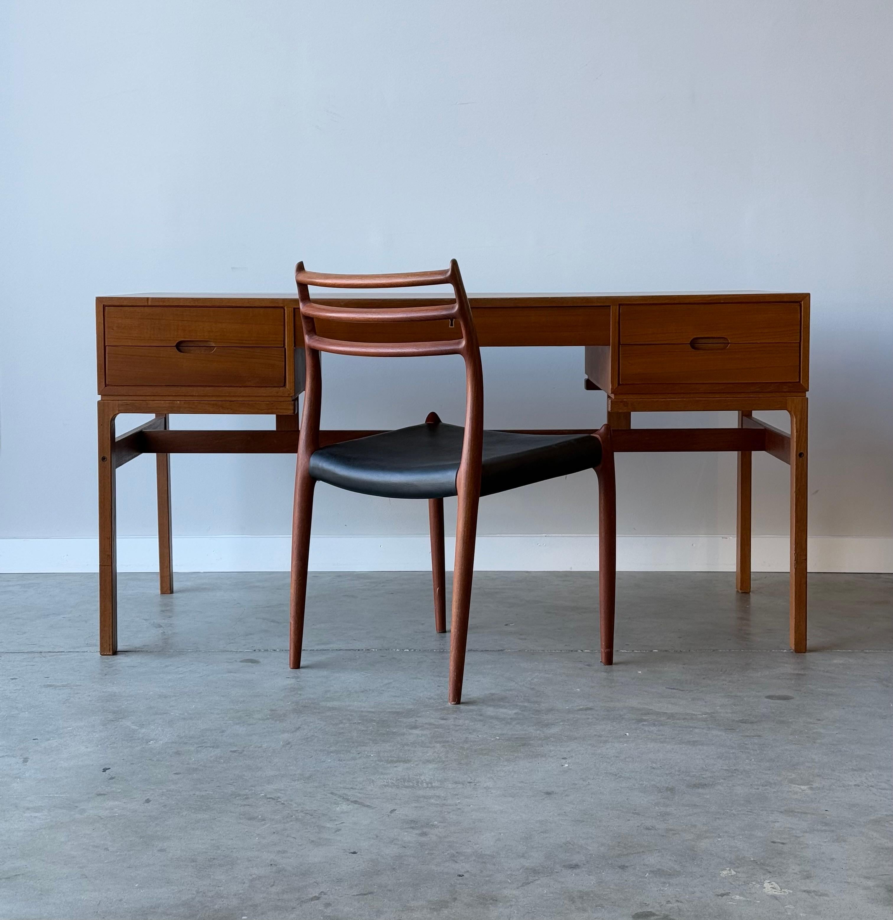 Scrivania di metà secolo disegnata da Arne Wahl Iversen per Vinde Møbelfabrik, Danimarca. Realizzato intorno agli anni '60 e realizzato in un ricco e caldo legno di teak. La scrivania mette in mostra le venature naturali e le tonalità profonde del