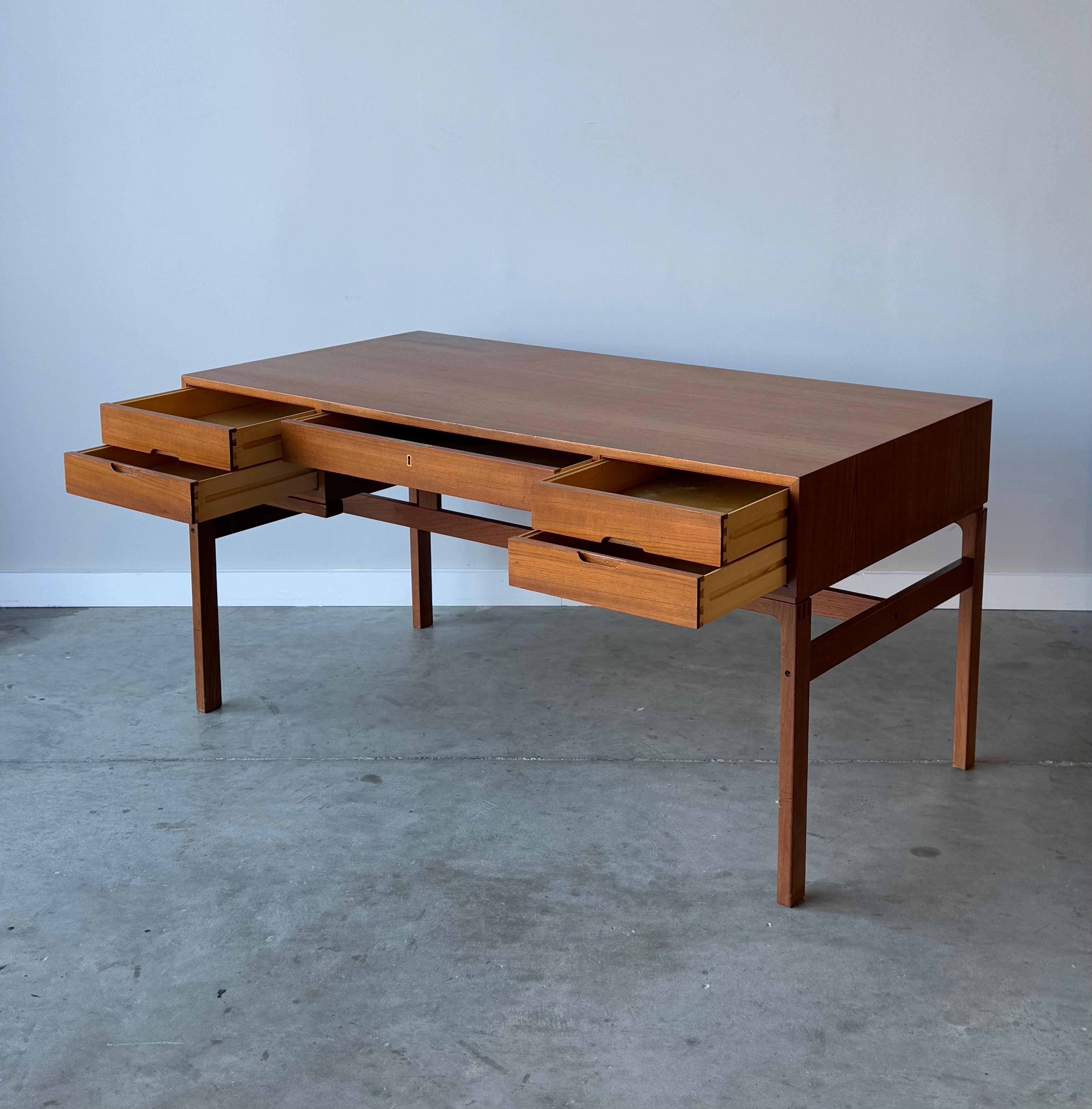 Mid-Century moderno Scrivania di metà secolo di Arne Wahl Iversen per Vinde Møbelfabrik in vendita