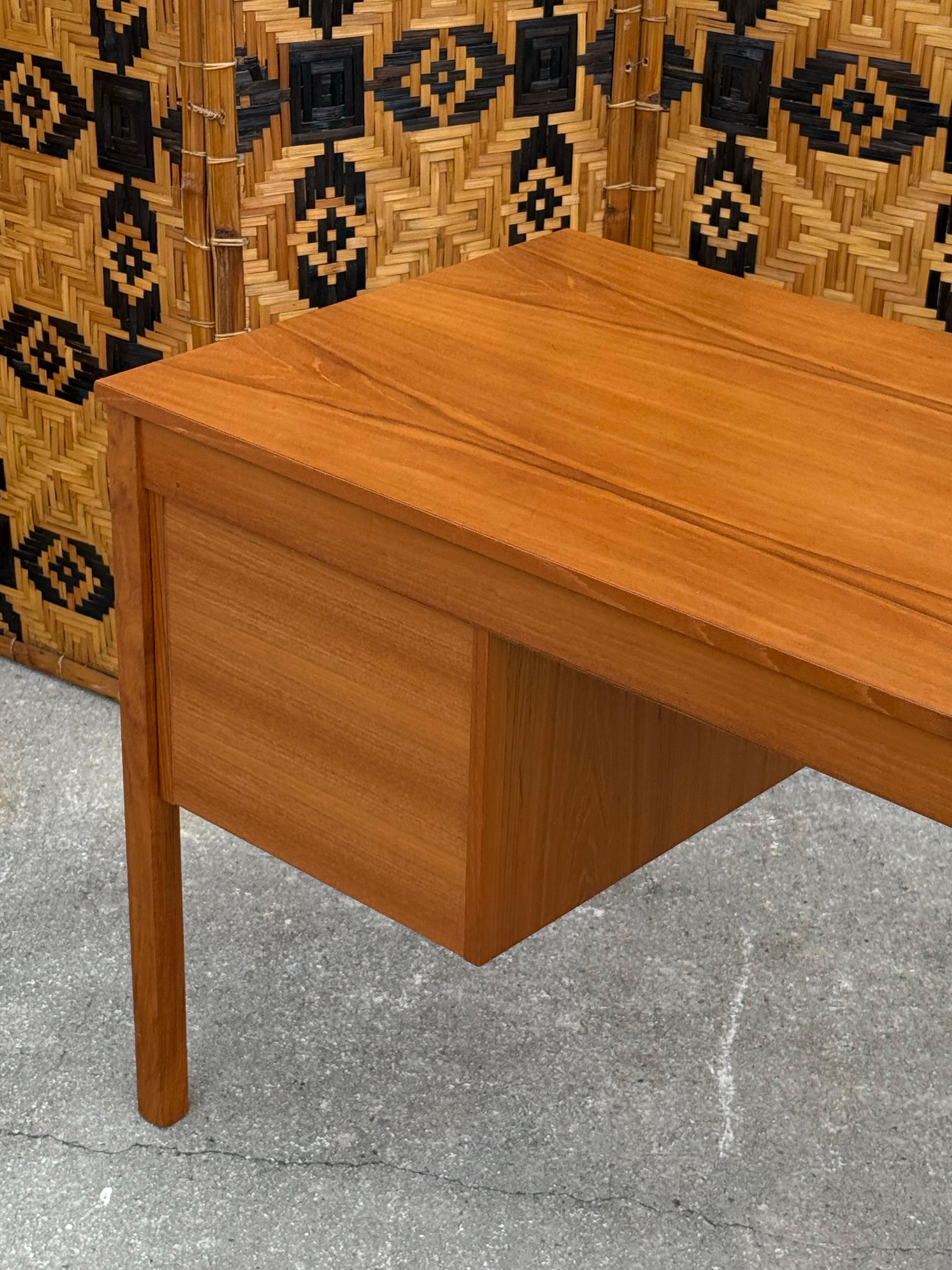 Mid-Century moderno Scrivania di metà secolo di Domino Møbler in vendita