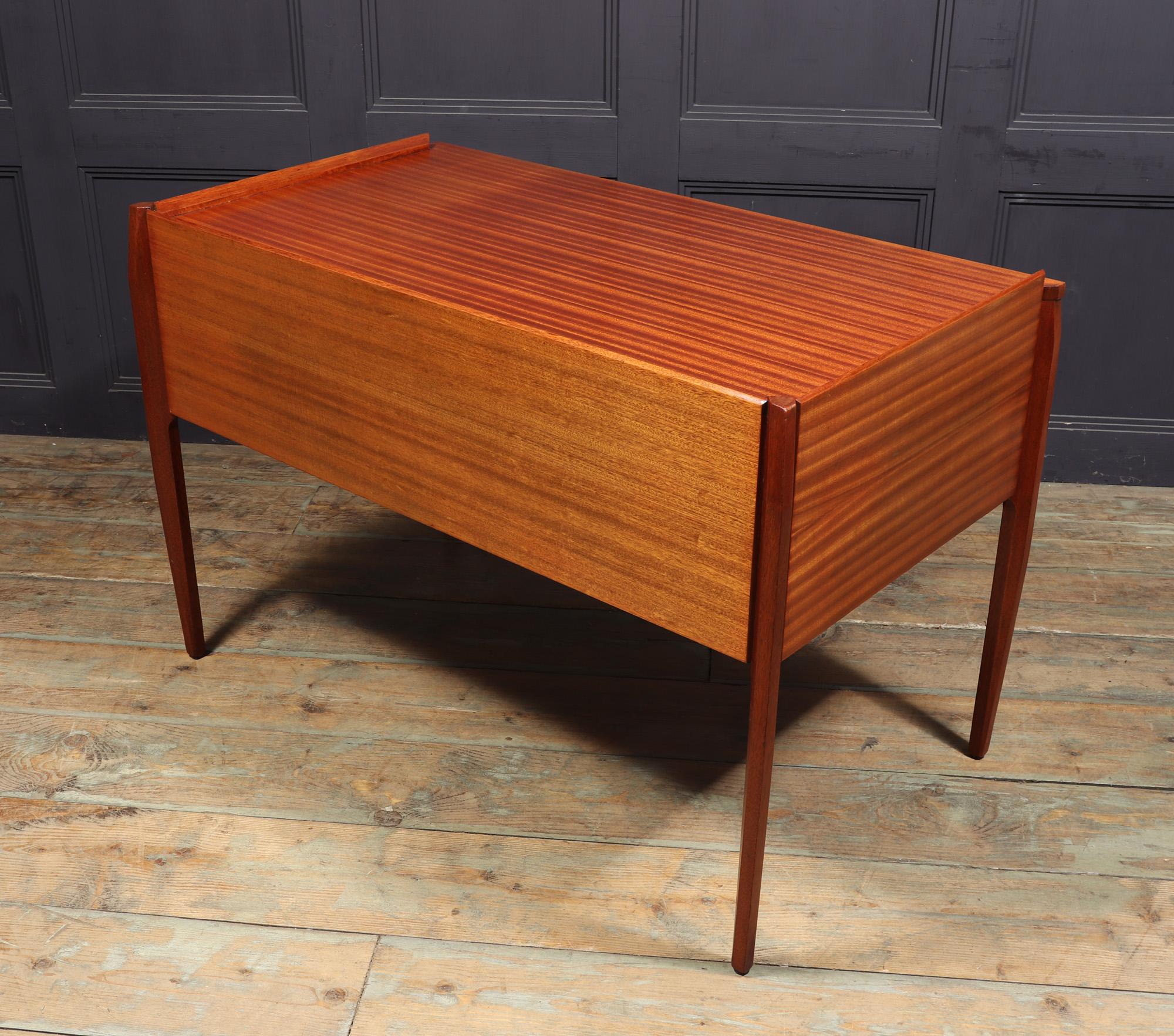 Mid century Desk by Gio Ponti For Sale 4