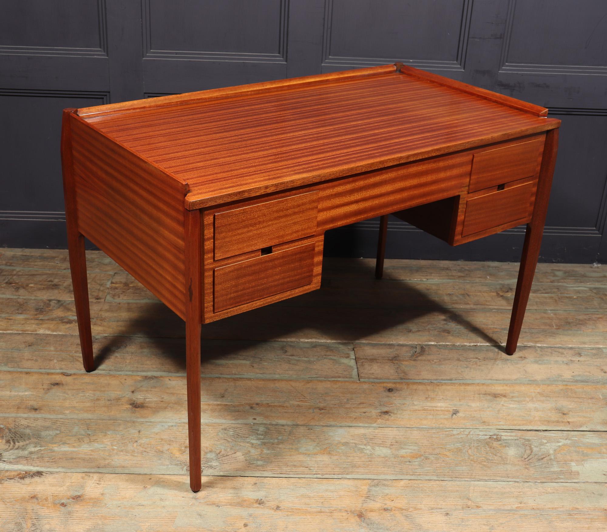Mid century Desk by Gio Ponti For Sale 6