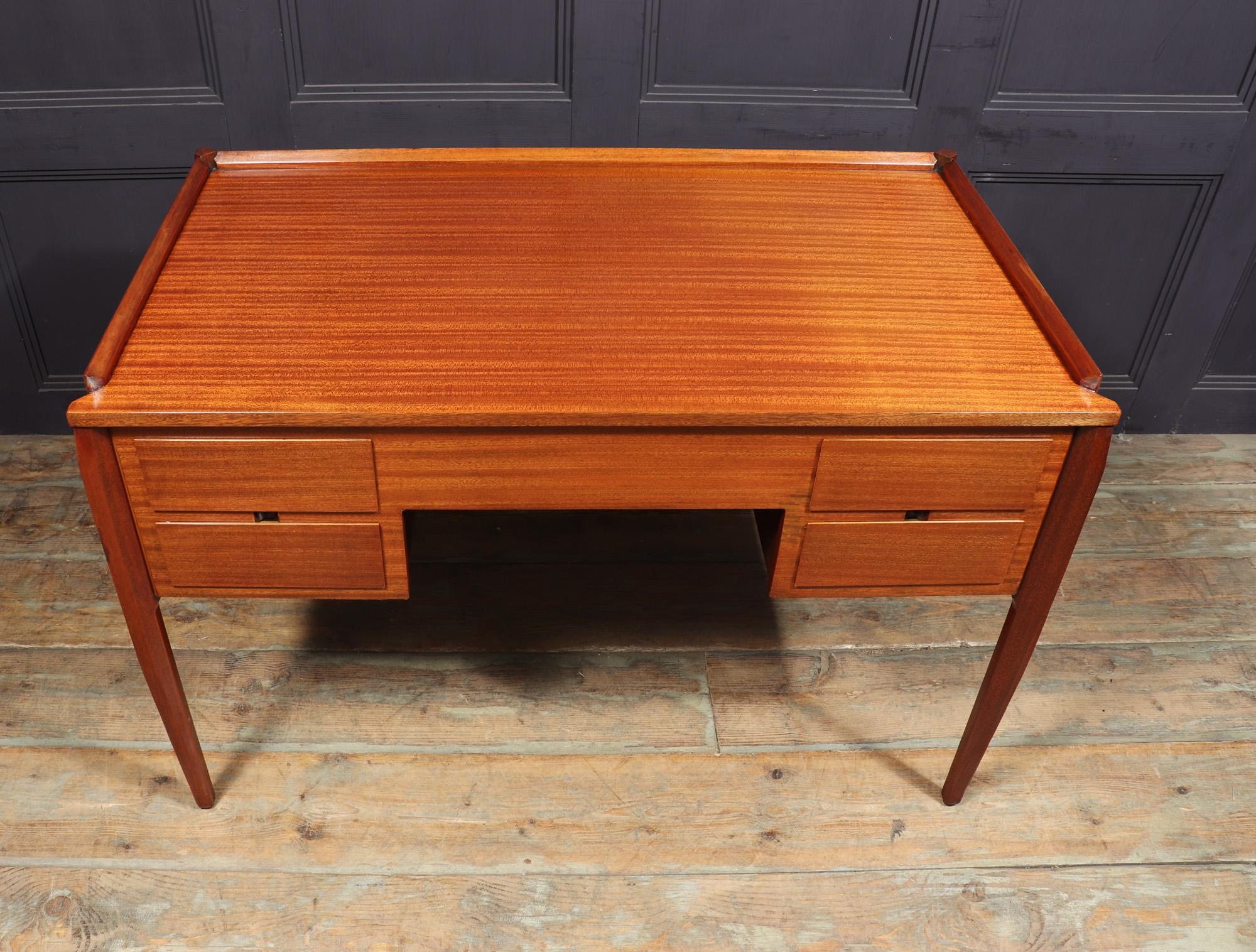 Mid century Desk by Gio Ponti For Sale 7