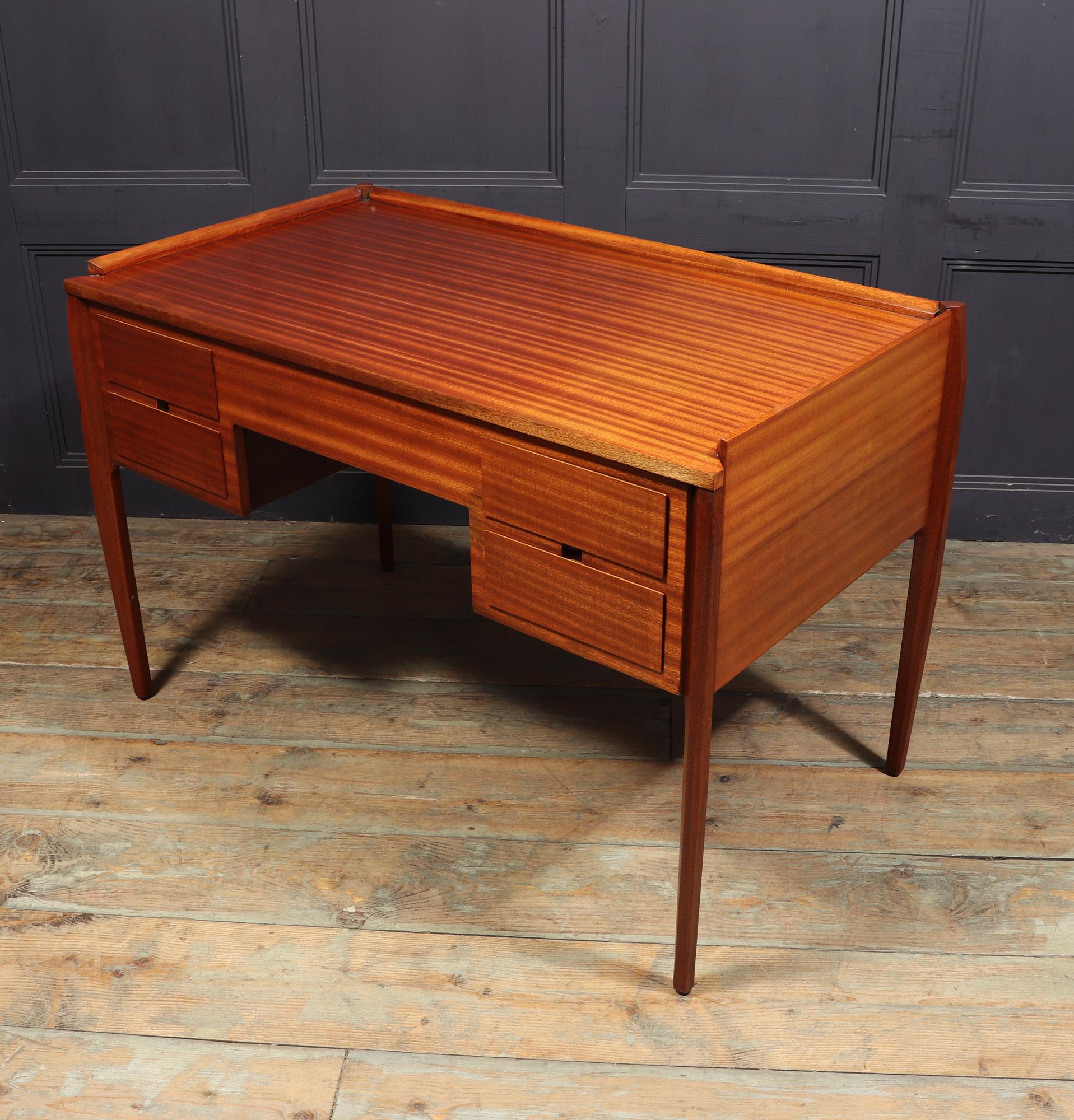 Mid century Desk by Gio Ponti For Sale 1