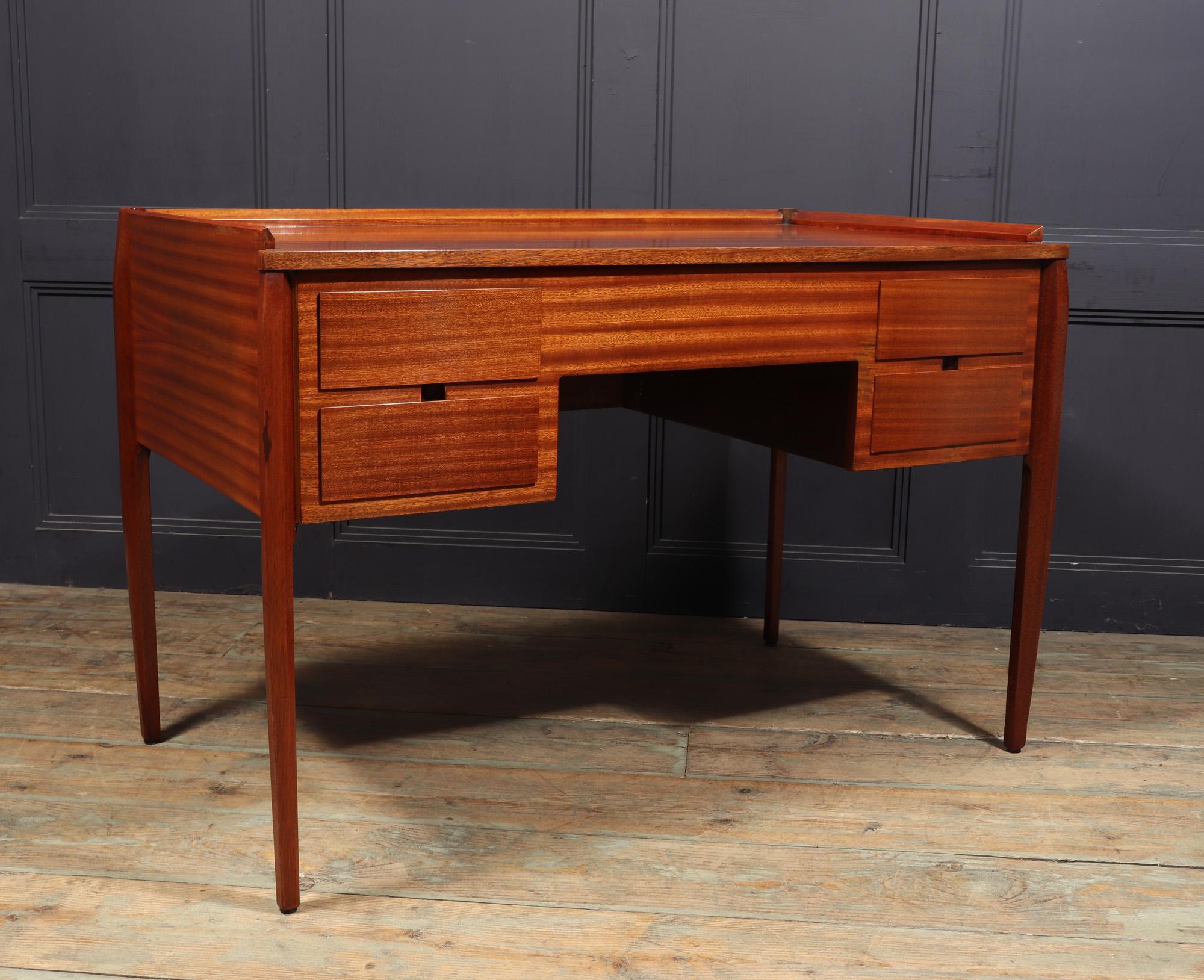 Mid century Desk by Gio Ponti For Sale 2