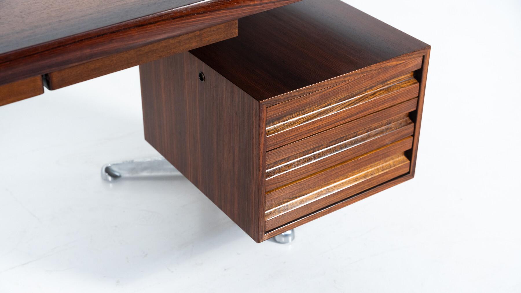 Wood Mid-Century Desk by Osvaldo Borsani for Tecno, Italy, 1960s For Sale