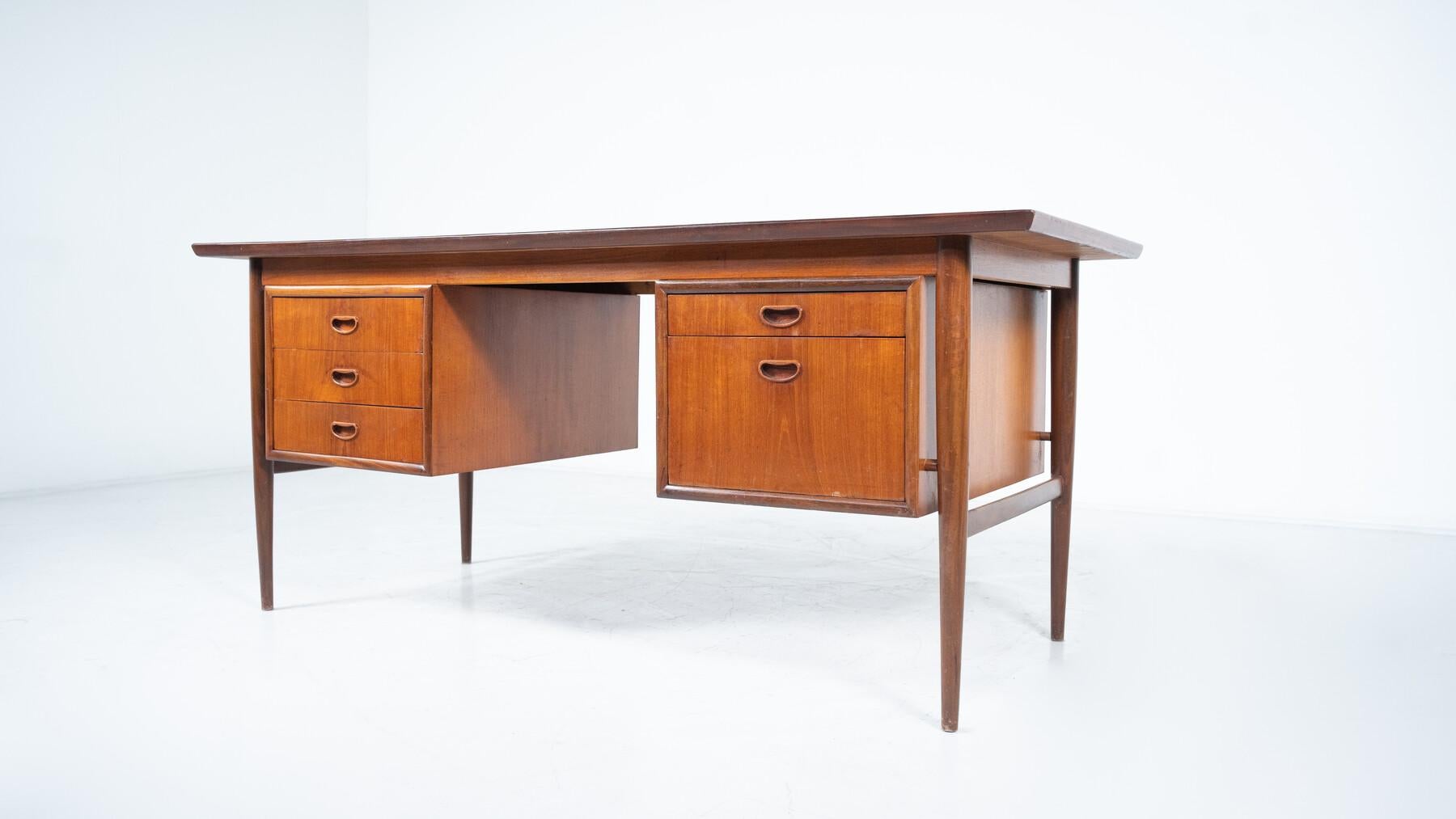 Mid-Century moderno Scrivania di metà secolo di Oswald Vermaercke per V-Form, anni '60 in vendita
