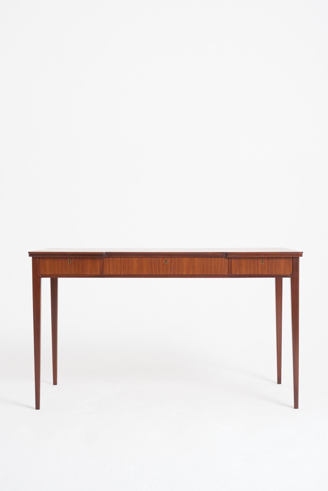 A mahogany desk by Paul Boman (1885 - 1952)
Manufacturer's label, purveyor of the Swedish king.
Finland, 1940s