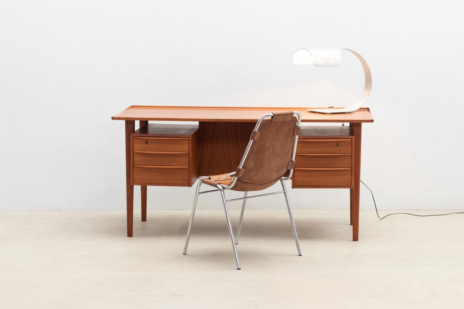 Schreibtisch aus der Jahrhundertmitte von Peter Løvig Nielsen, 1960er Jahre im Angebot 10