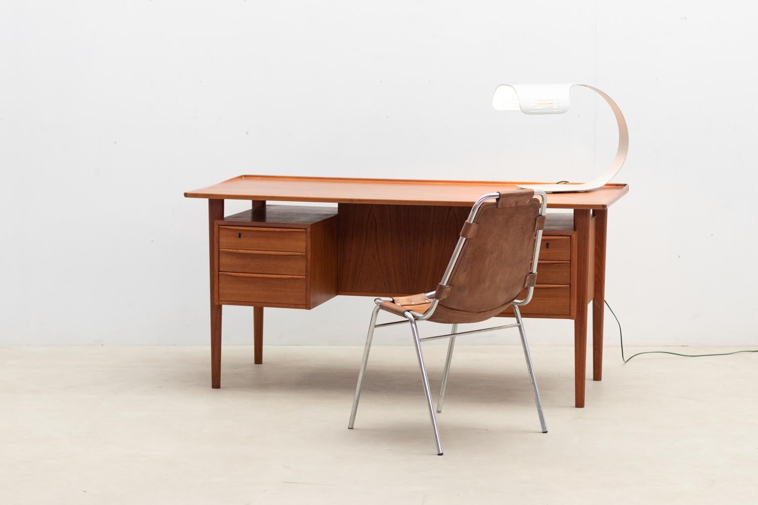 Teakholz-Schreibtisch von Peter Løvig Nielsen aus der Mitte des Jahrhunderts, hergestellt 1967 von der Hedensted Møbelfabrik, Dänemark. Dieser doppelseitige Schreibtisch zeichnet sich durch sein minimalistisches Design und seine Konstruktion aus